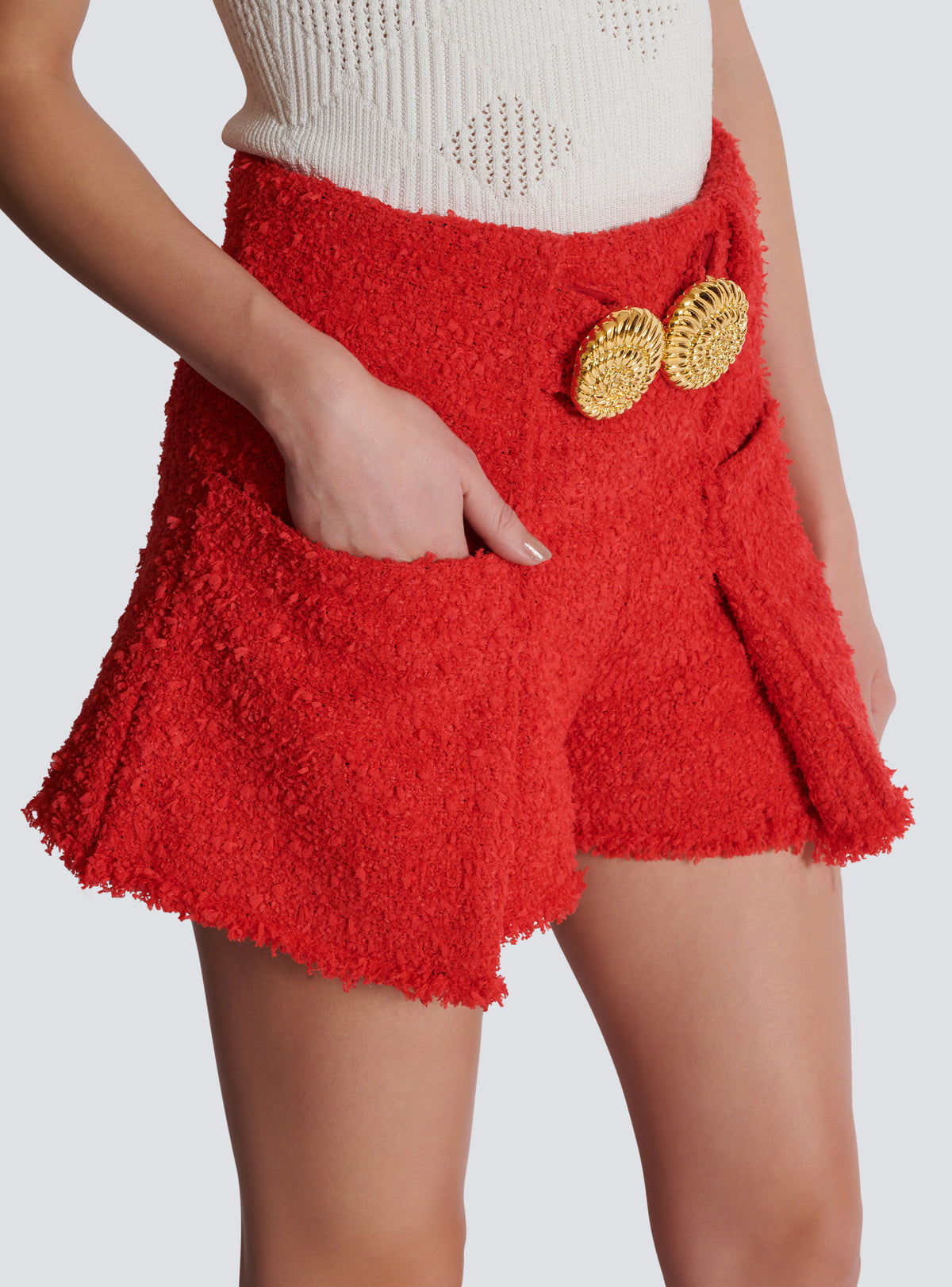 Short ceinturé en tweed avec boutons escargot - Rouge