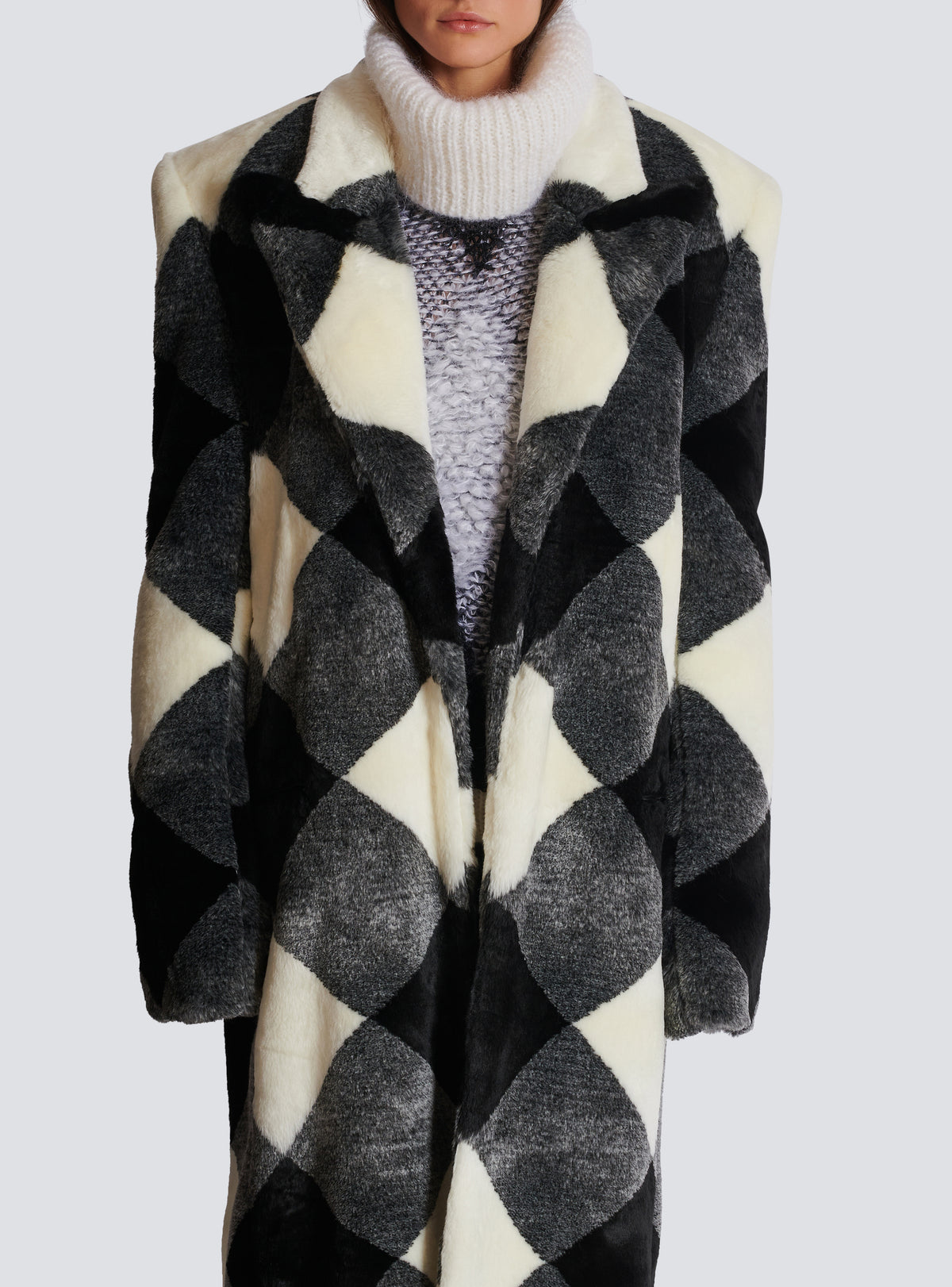 Manteau long vichy en fausse fourrure - Noir & Blanc