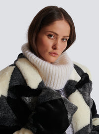 Manteau long vichy en fausse fourrure - Noir & Blanc