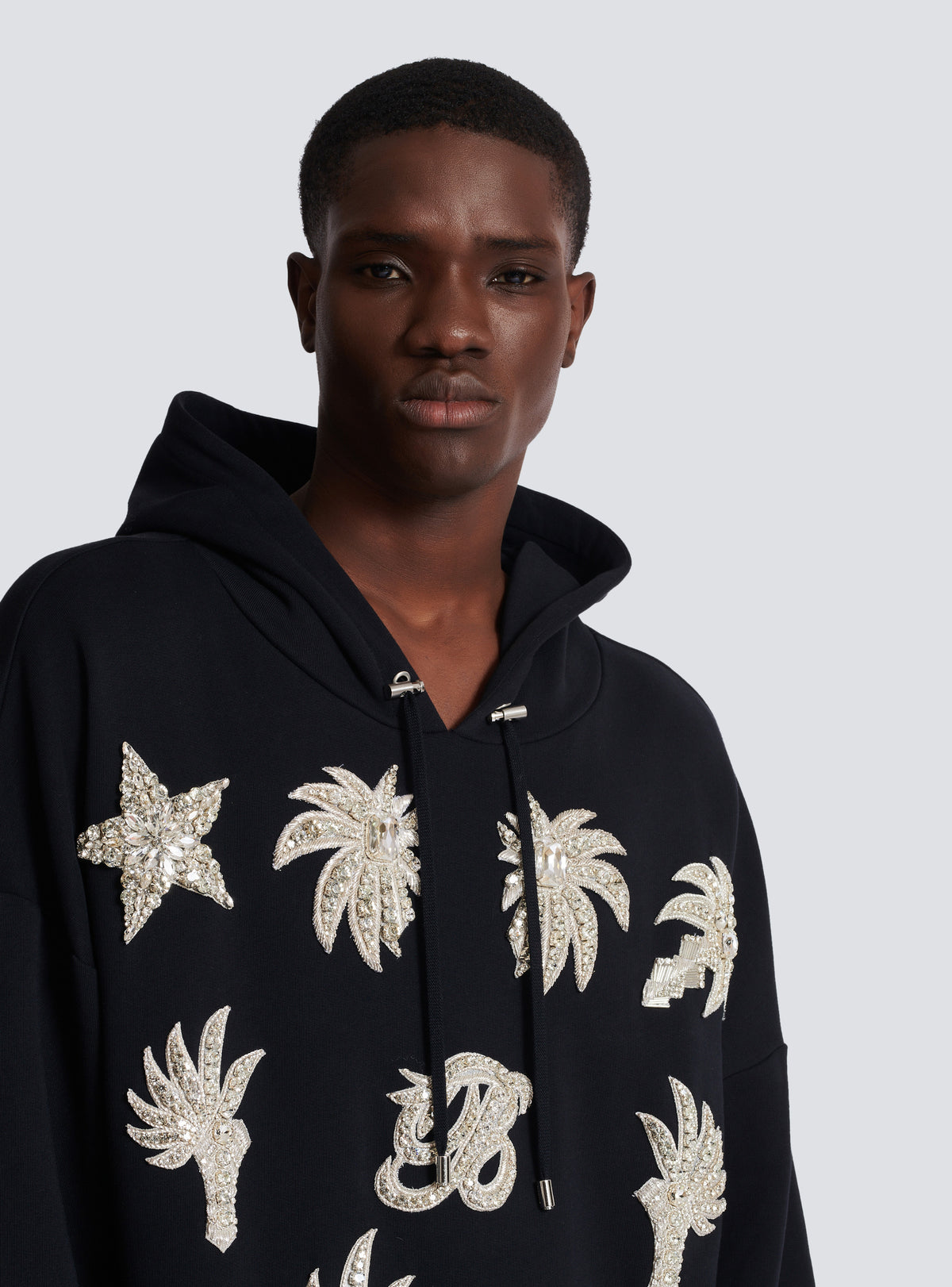 Hoodie avec badges brodés - Noir & Cristal