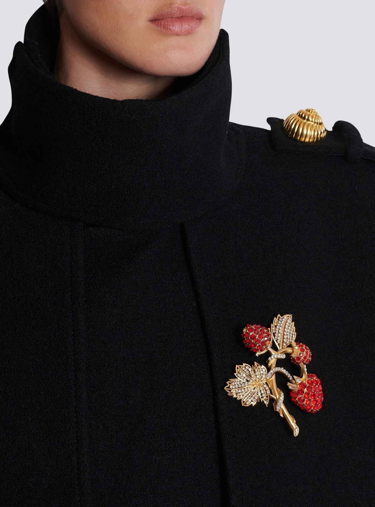 Strawberry brooch in brass and rhinestones - Red