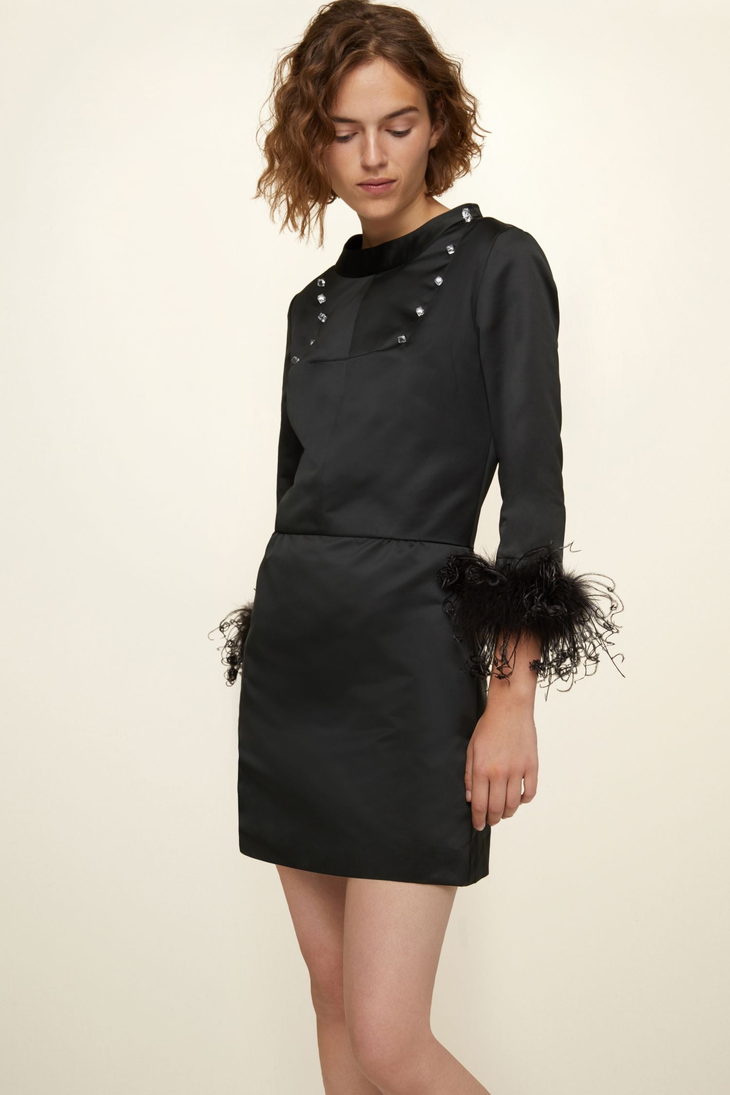 Robe en satin à poignets en plumes amovibles - Noir