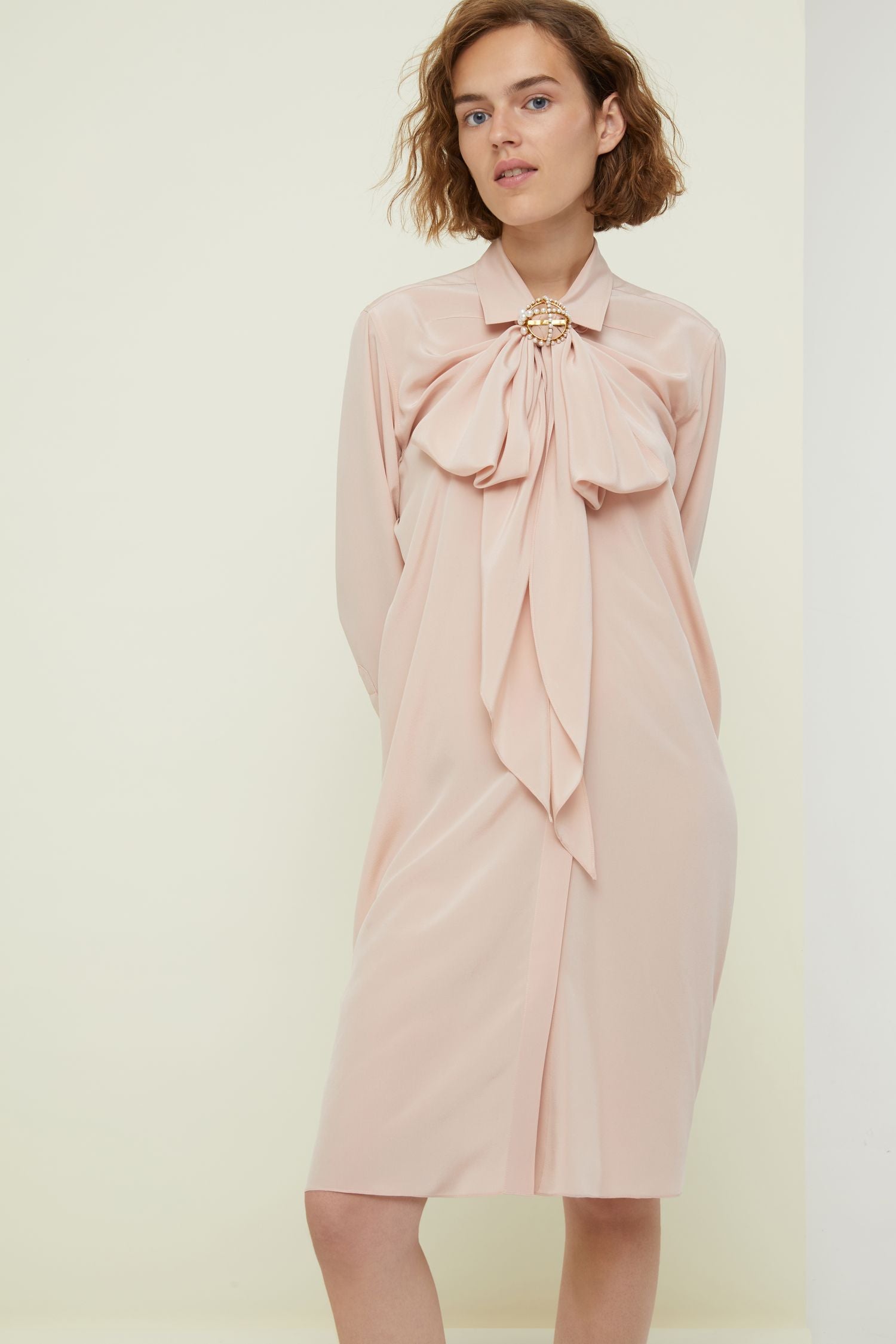 Robe chemise courte en soie à col lavallière - Beige Doré