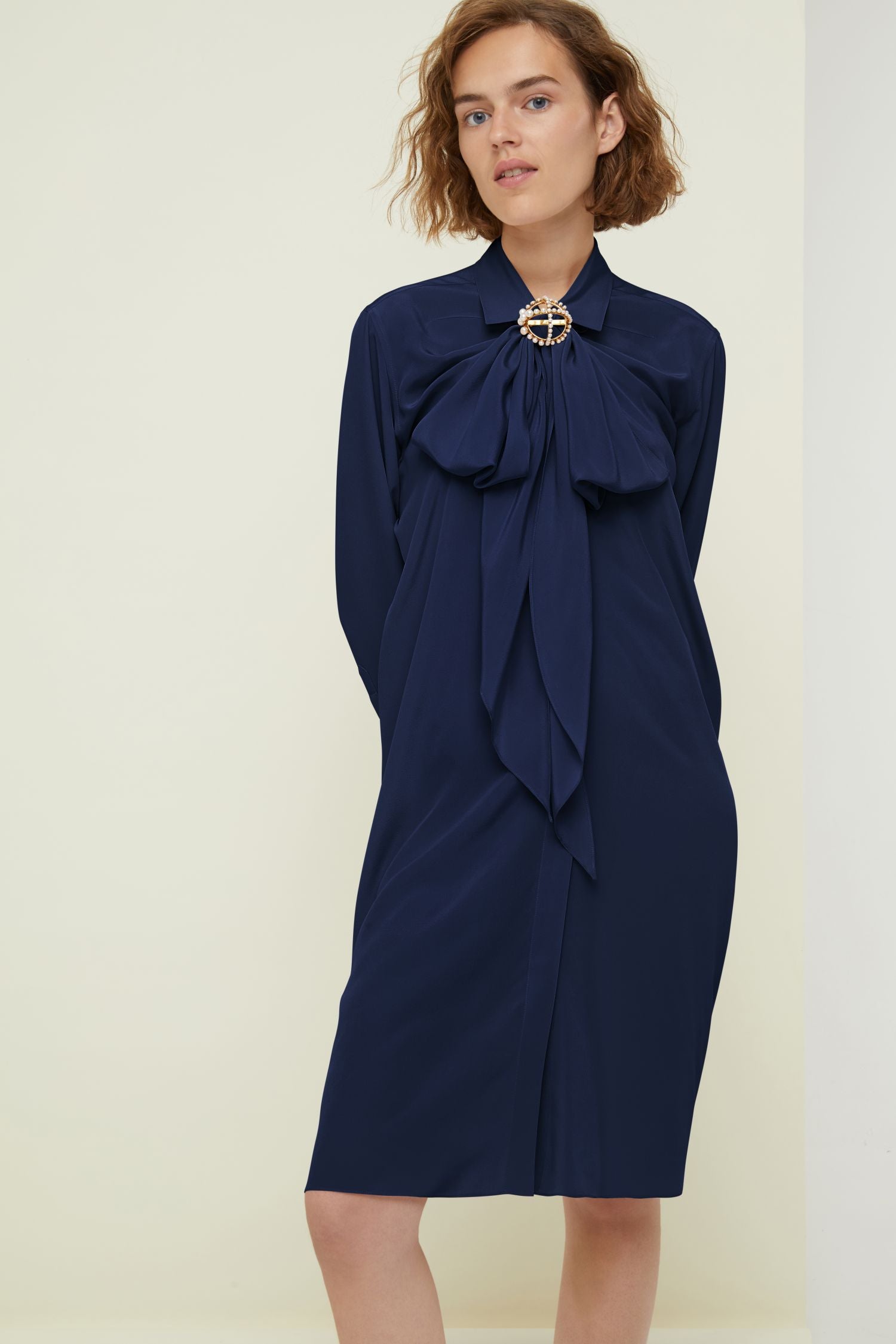 Robe chemise courte en soie à col lavallière - Bleu Marine