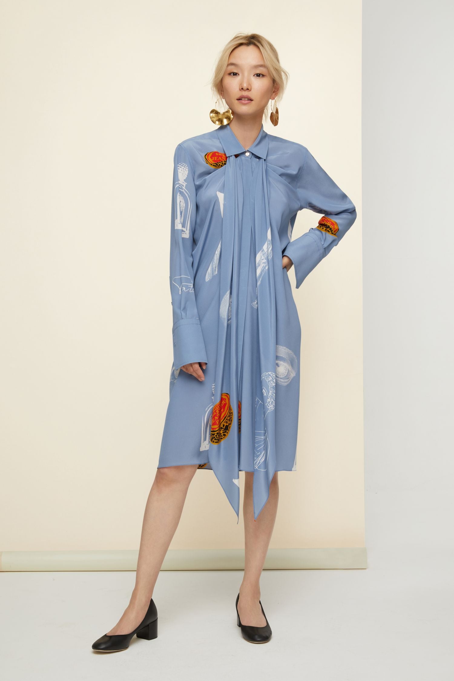 Short silk shirt dress with lavallière collar - Riddle print