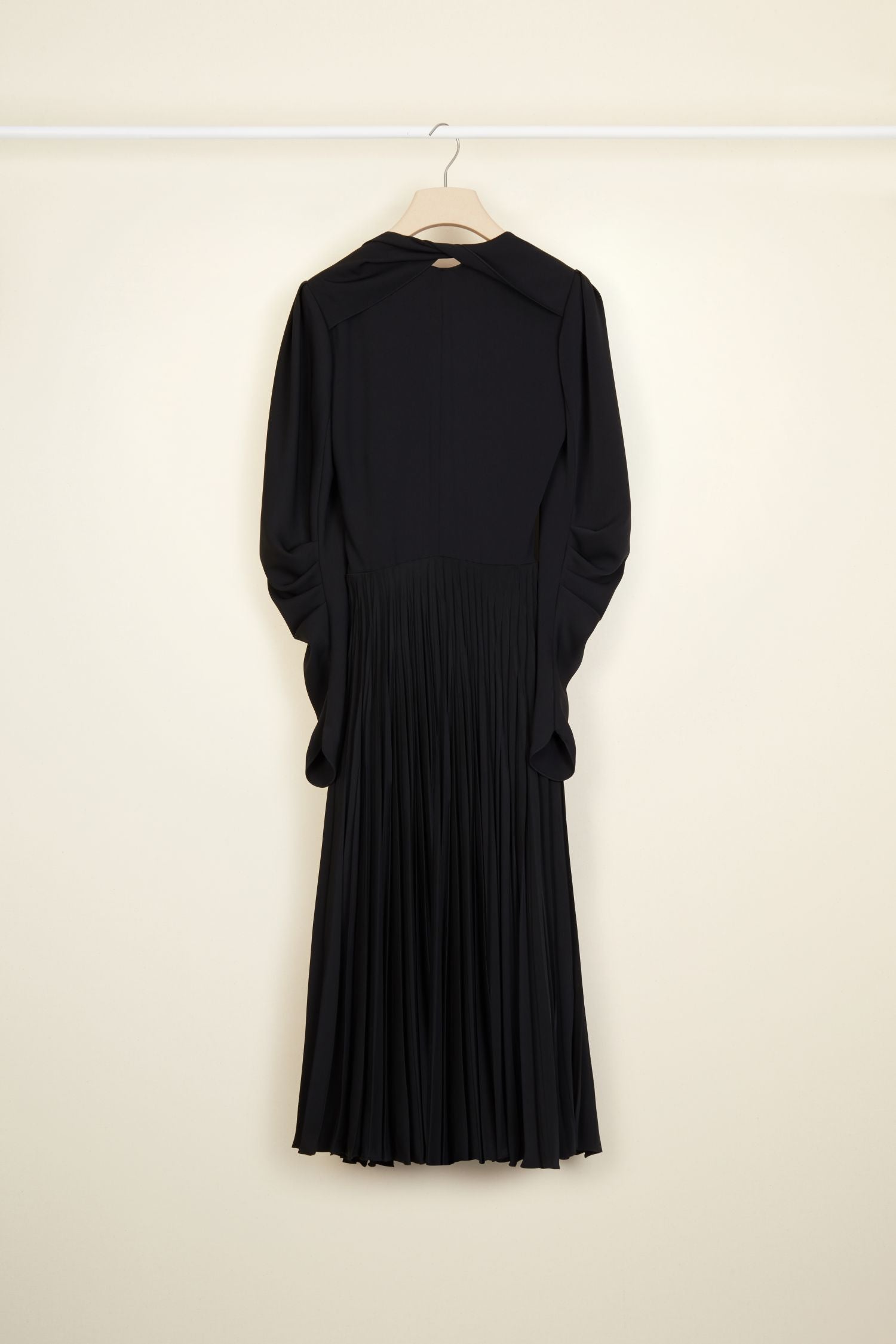 Pleated dress with twisted collar - Black