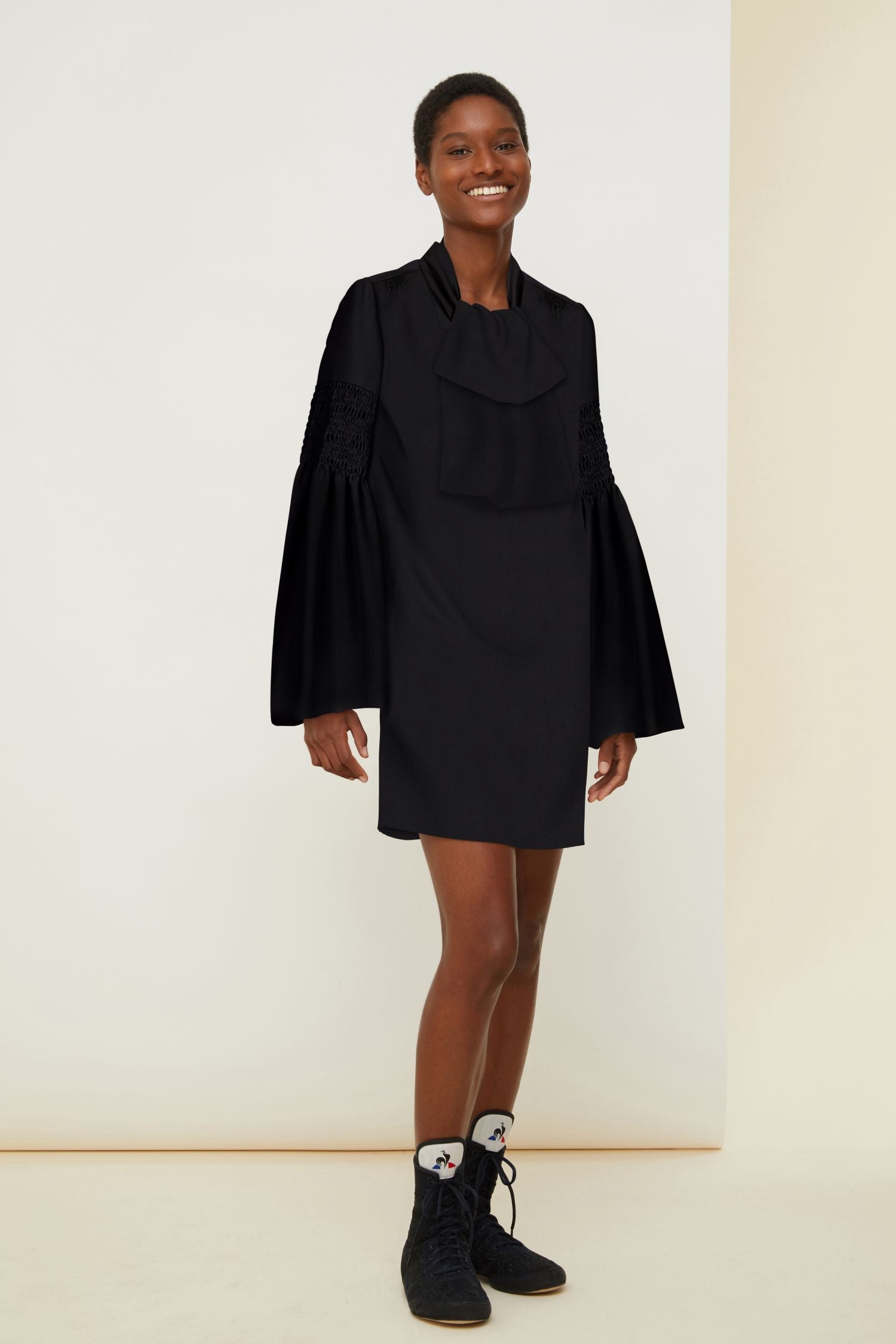 Robe courte à col lavallière - Noir