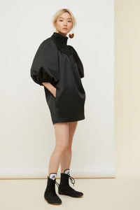 Short satin dress with smocked collar - Black