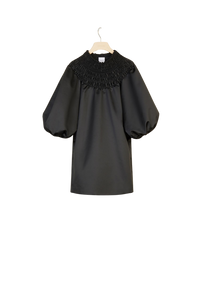 Robe courte en satin à col smocké - Noir
