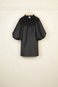 Robe courte en satin à col smocké - Noir