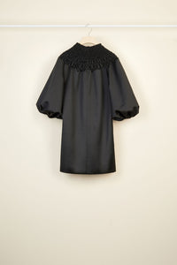 Short satin dress with smocked collar - Black