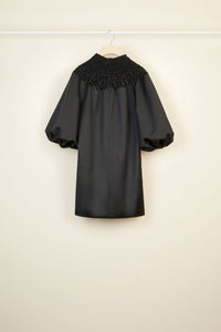 Robe courte en satin à col smocké - Noir
