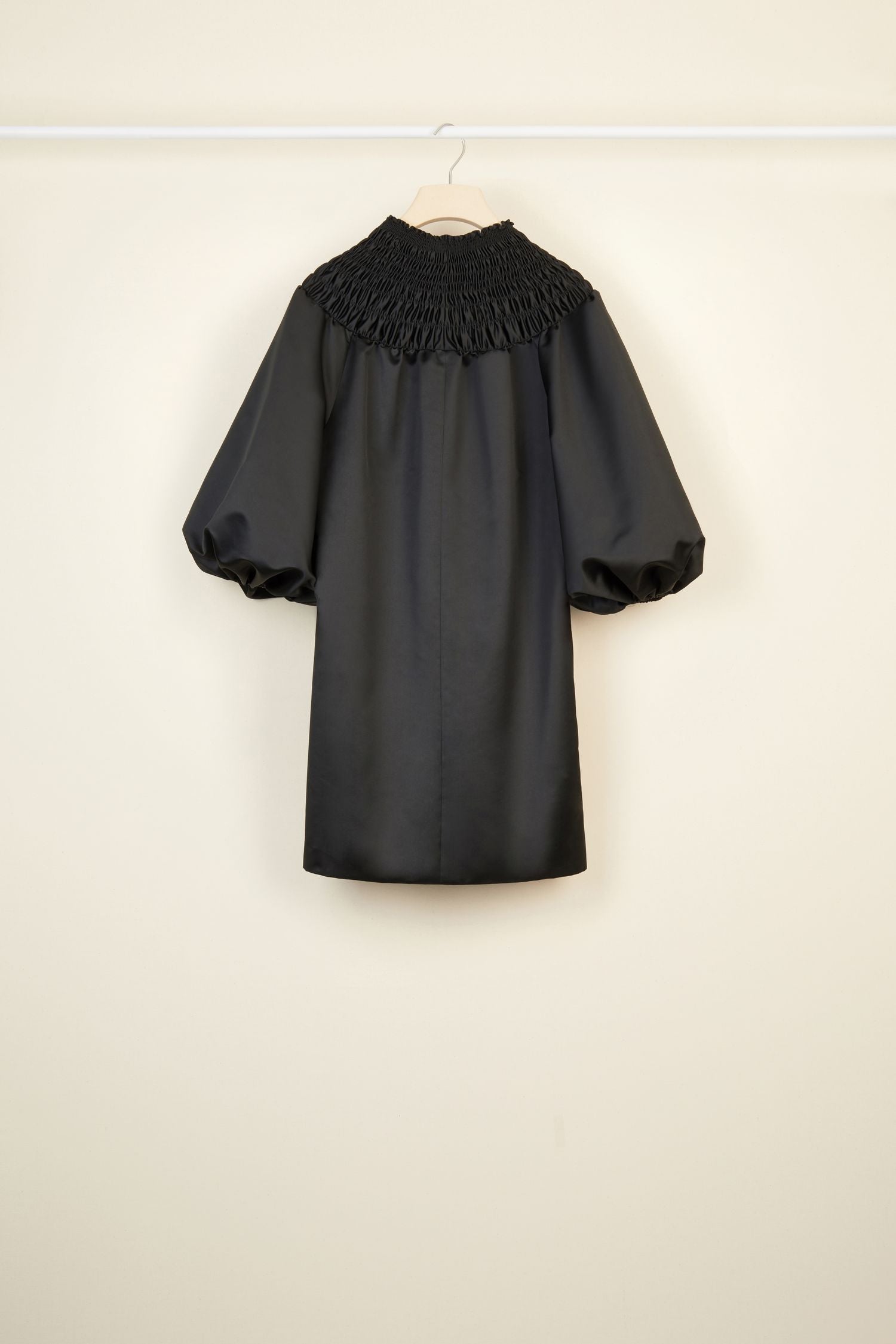 Robe courte en satin à col smocké - Noir