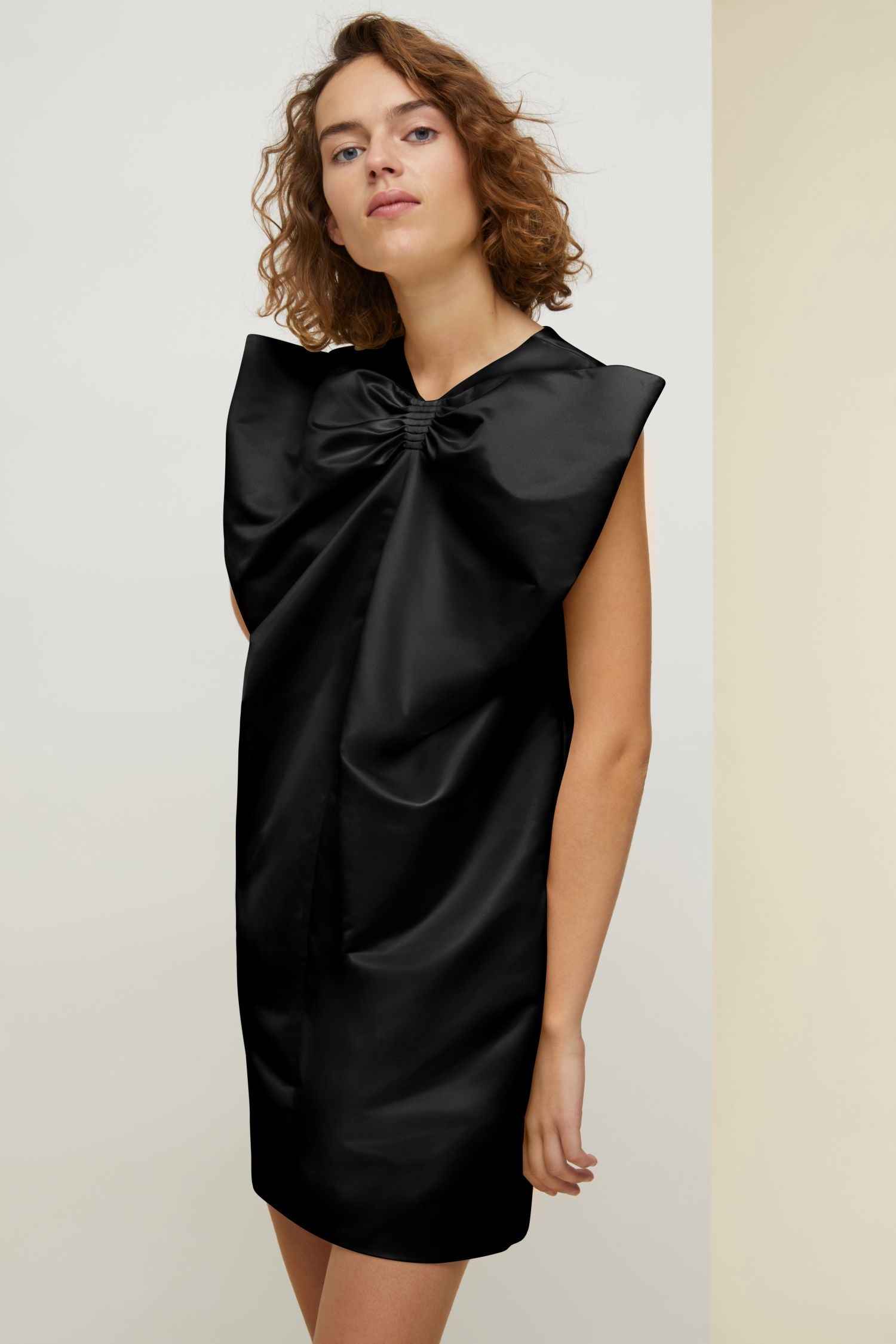 Robe courte en satin à maxi noeud - Noir