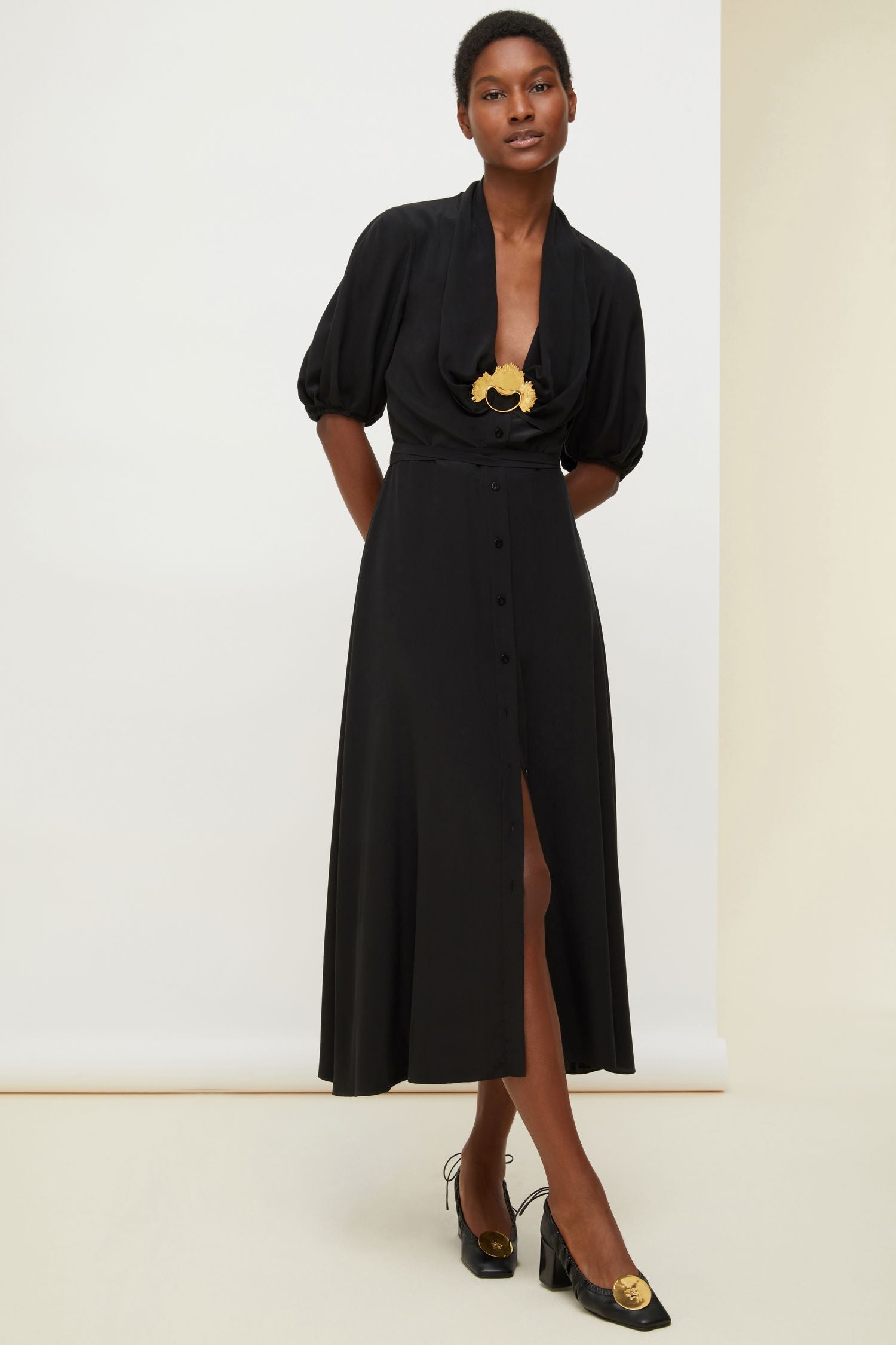 Robe chemise en soie à col drapé - Noir