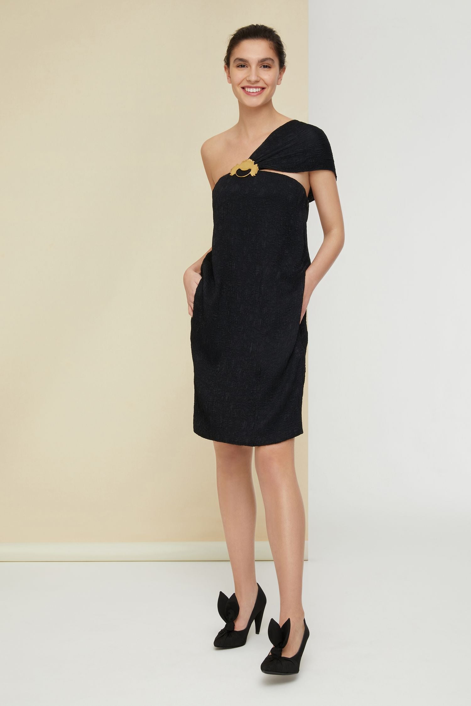 Robe en cloqué à épaule dénudée - Noir