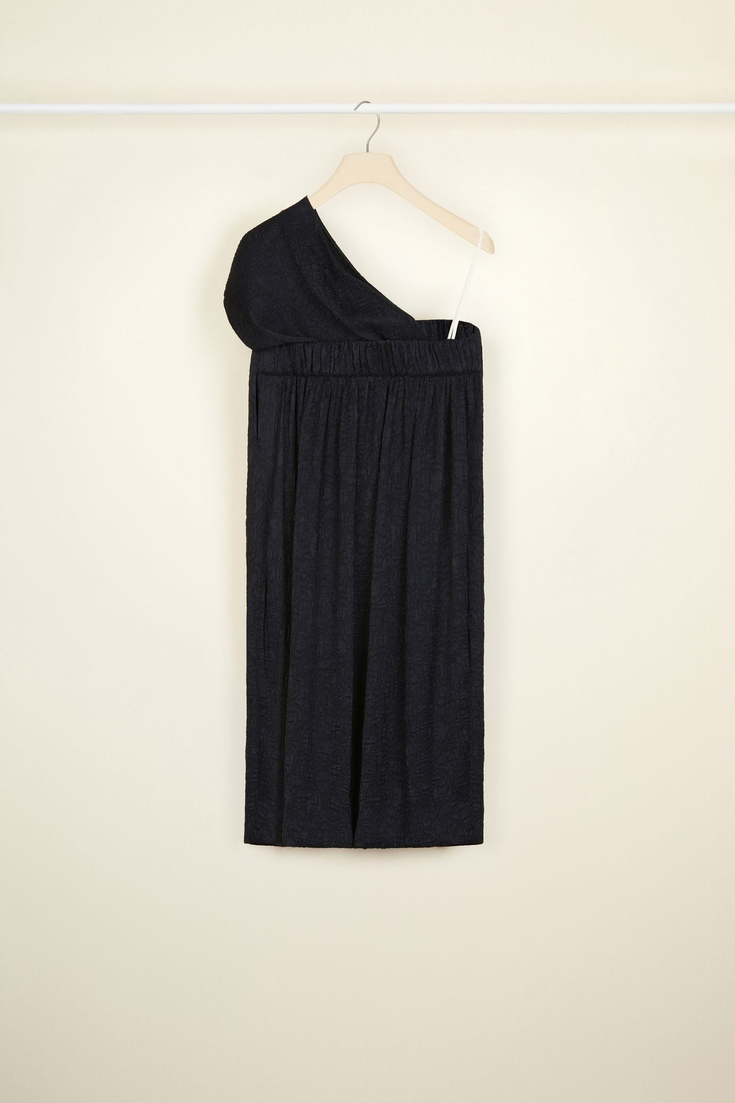 Robe en cloqué à épaule dénudée - Noir