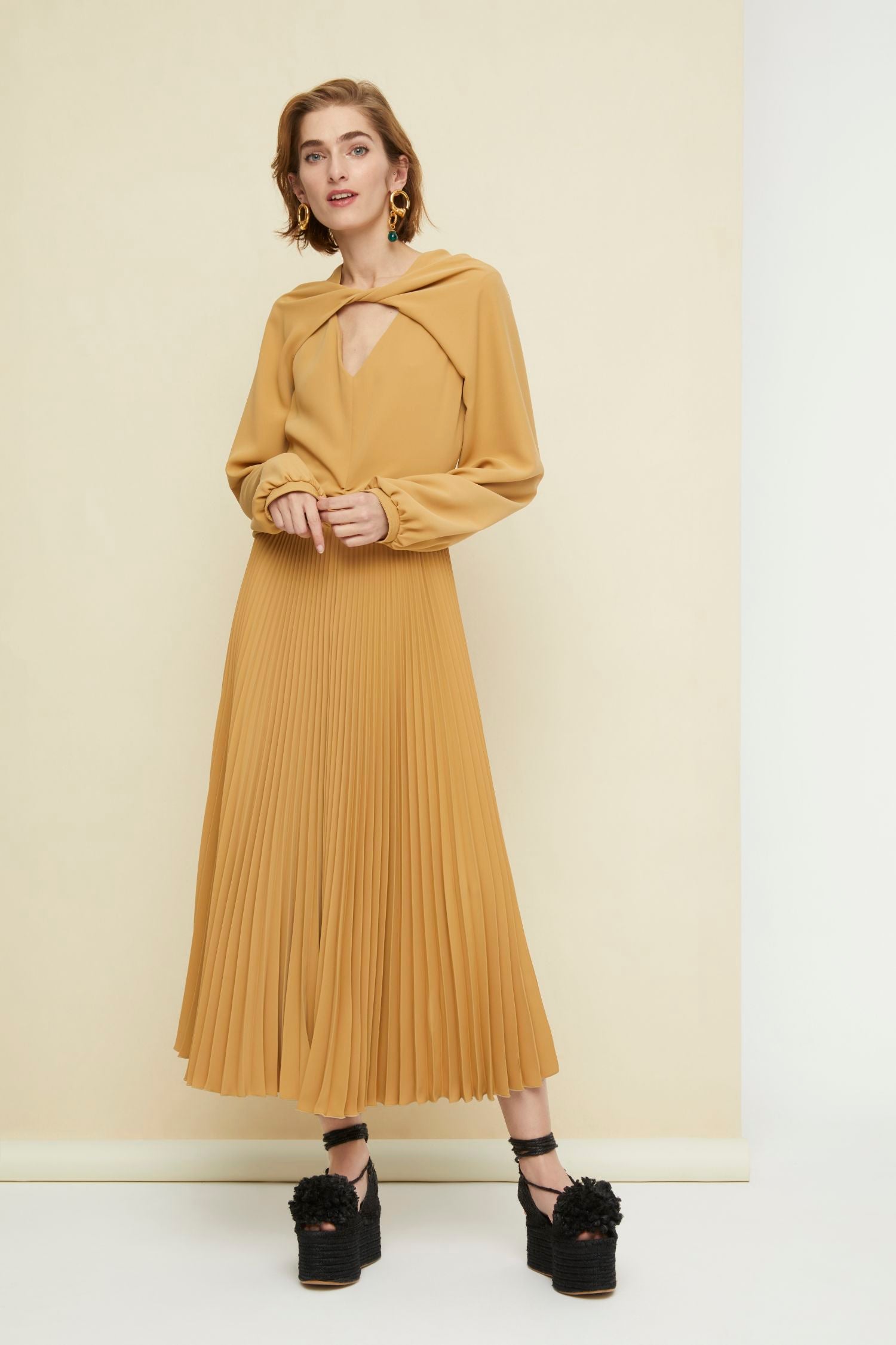 Pleated midi dress with twist collar - Sand