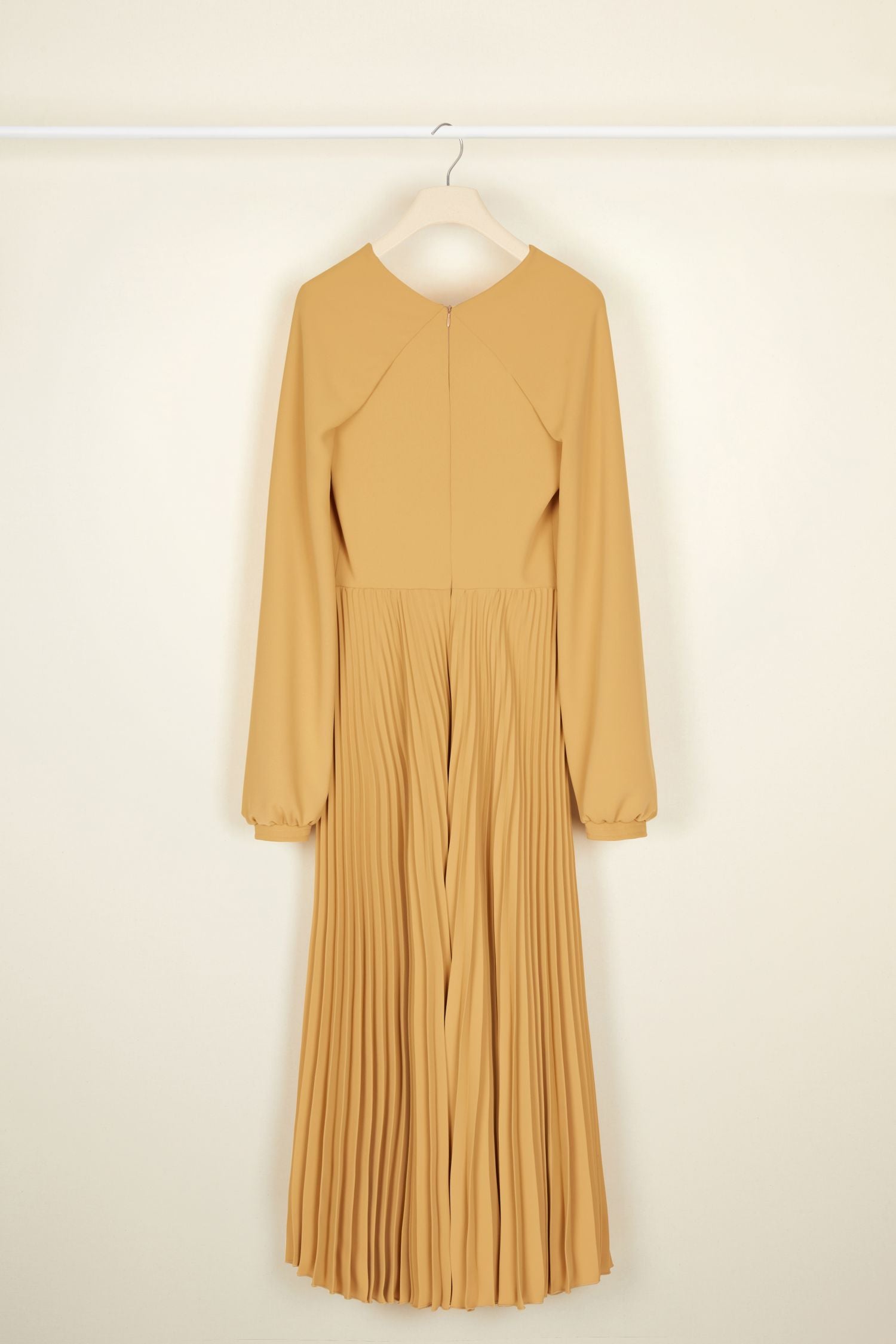 Pleated midi shirt dress with twist collar - Sand