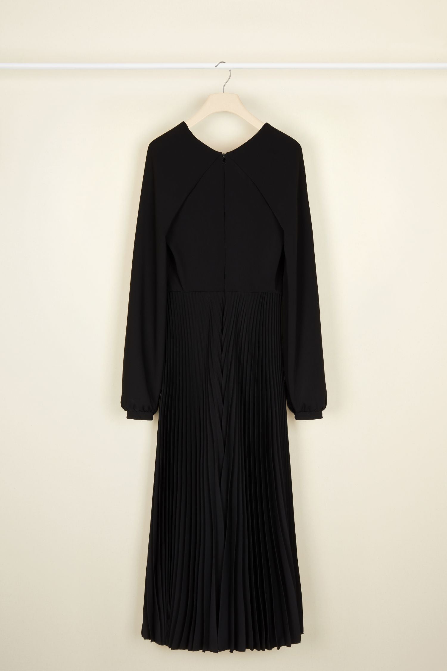 Pleated midi dress with twist collar - Black