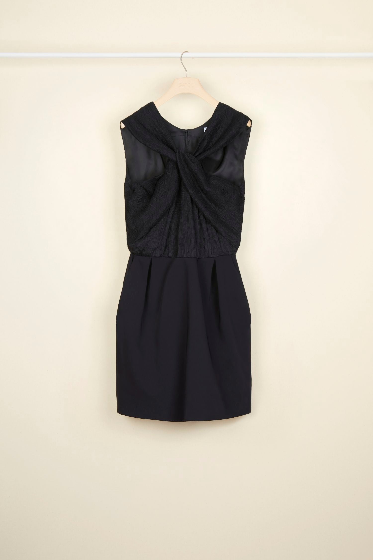 Short dress with twist collar - Black