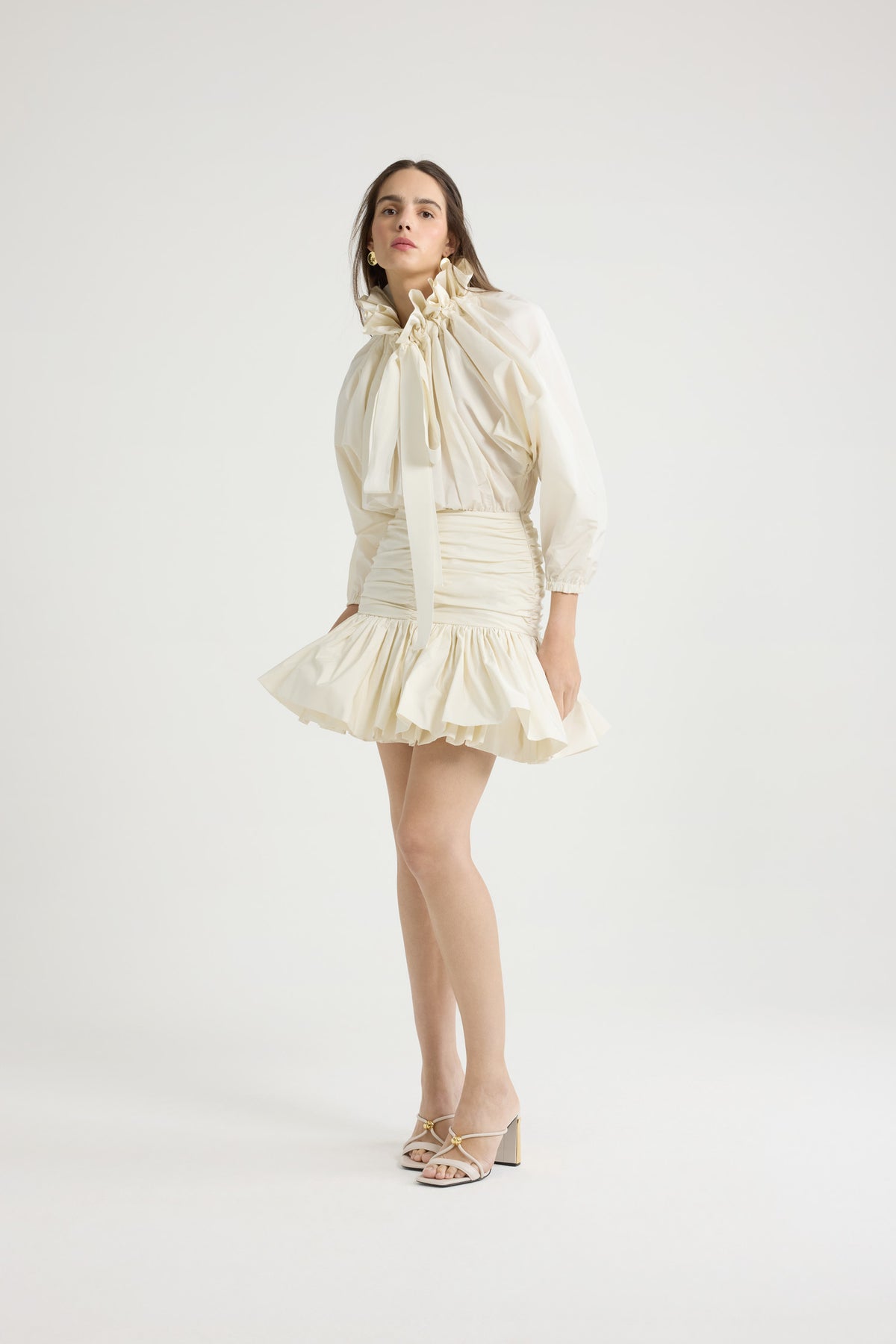 Ivory / Robe courte à manches bouffantes en faille recyclée