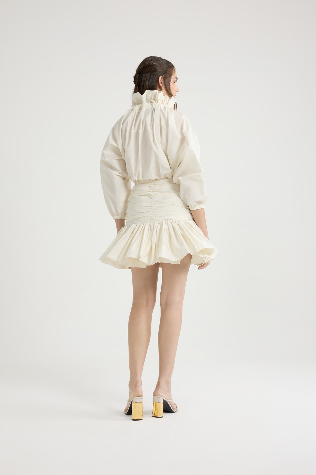 Ivory / Robe courte à manches bouffantes en faille recyclée