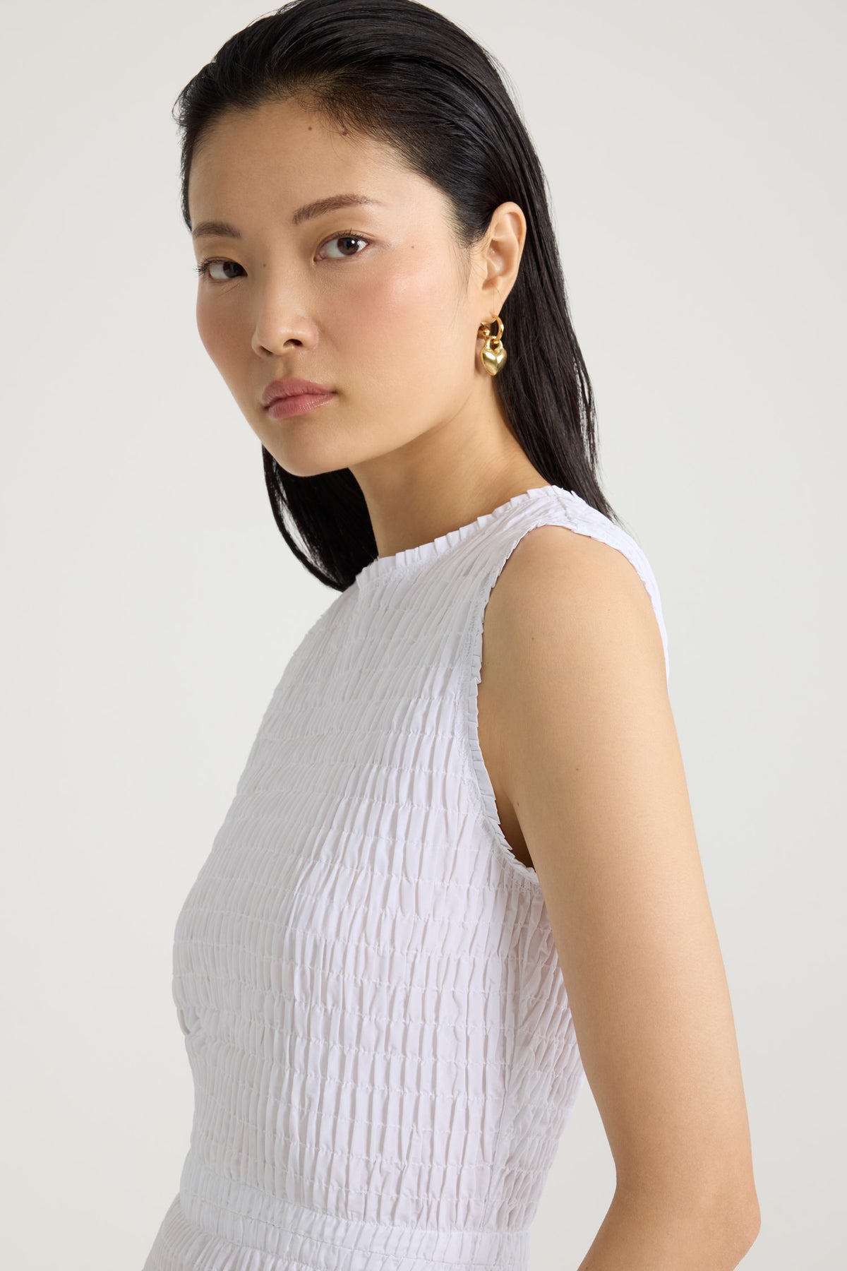 White / Robe midi smockée à ourlet volanté en faille recyclé