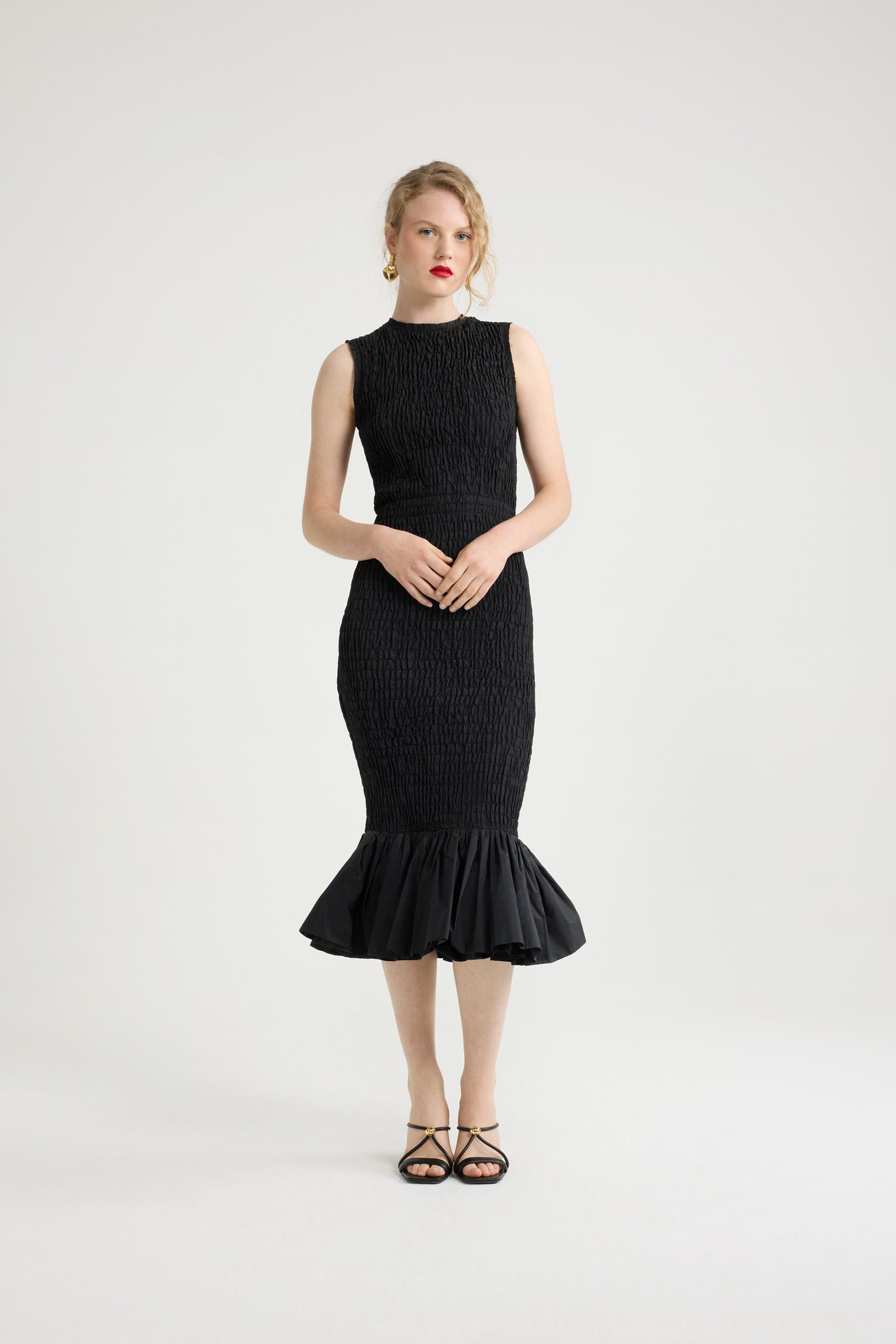 Black / Robe midi smockée à ourlet volanté en faille recyclé