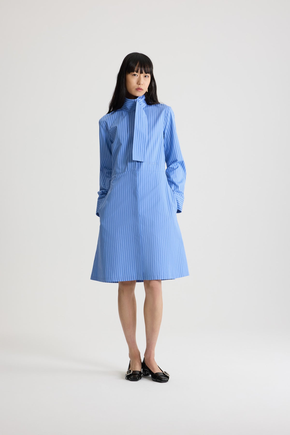 Ice Blue Stripes / Robe chemise à col foulard en popeline de coton bio