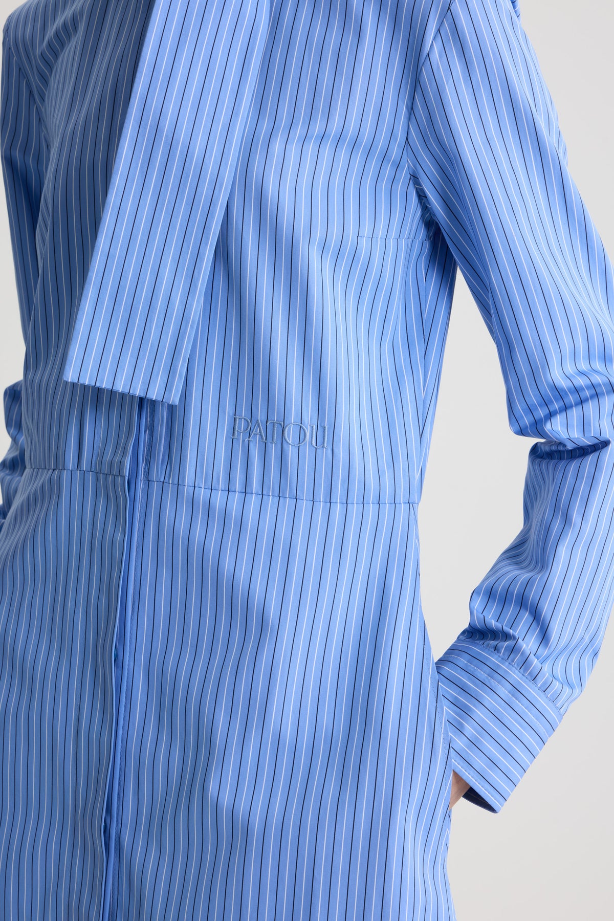 Ice Blue Stripes / Robe chemise à col foulard en popeline de coton bio