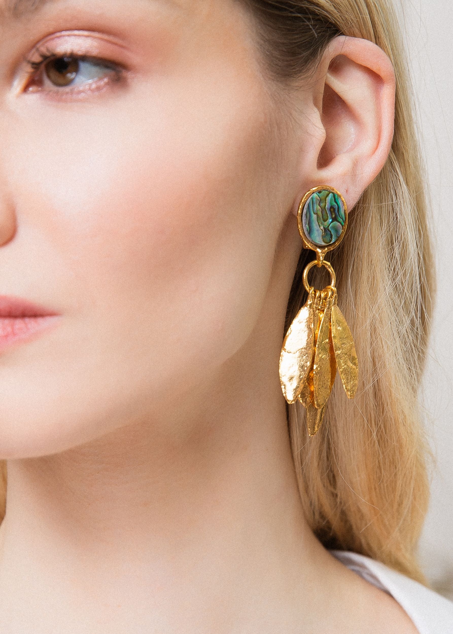 Fine gold-plated Artsy clip-on earrings with Abalone - Green