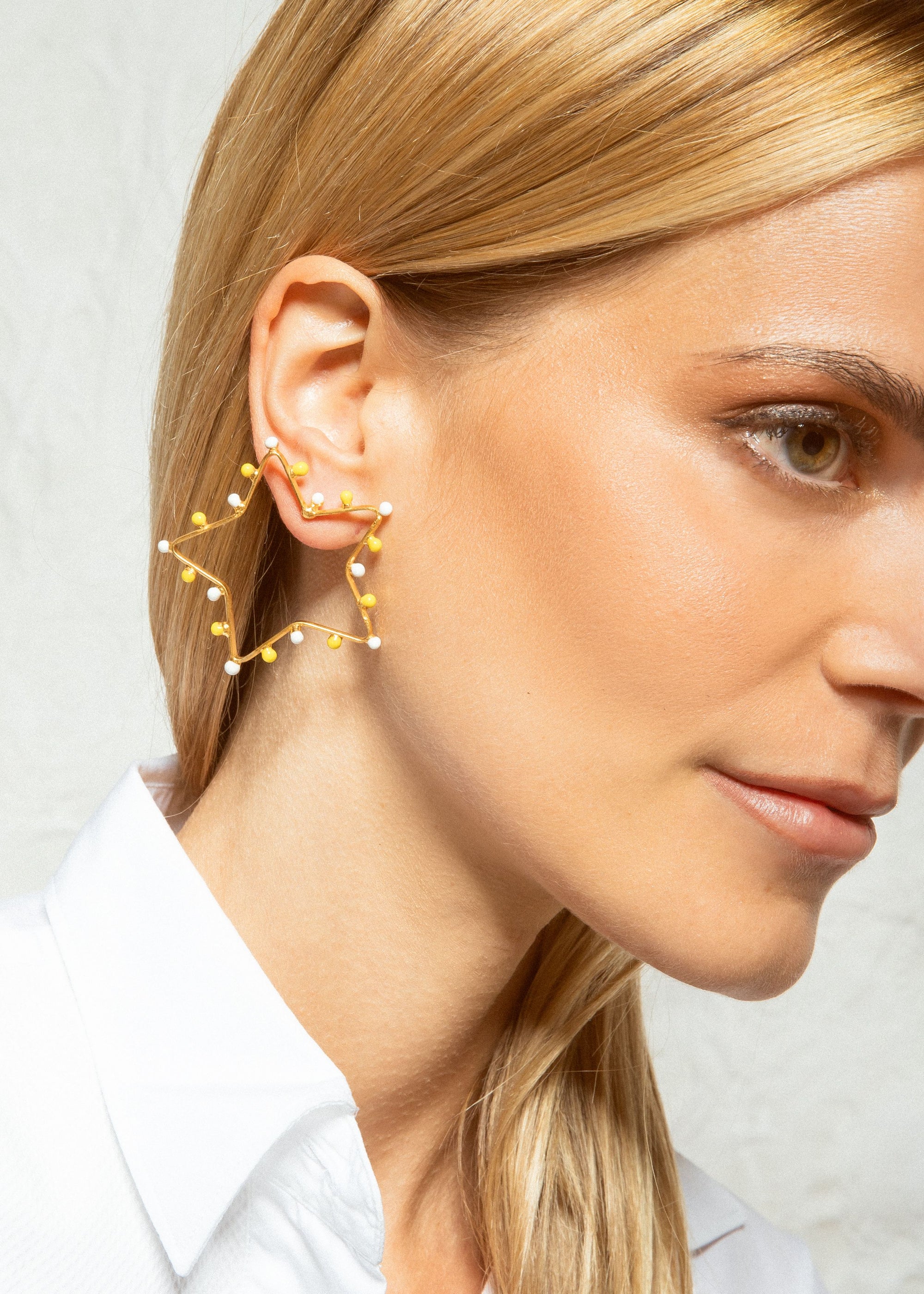 Boucles d'oreilles Dots étoile dorées à l'or fin et émail - Blanc & Jaune
