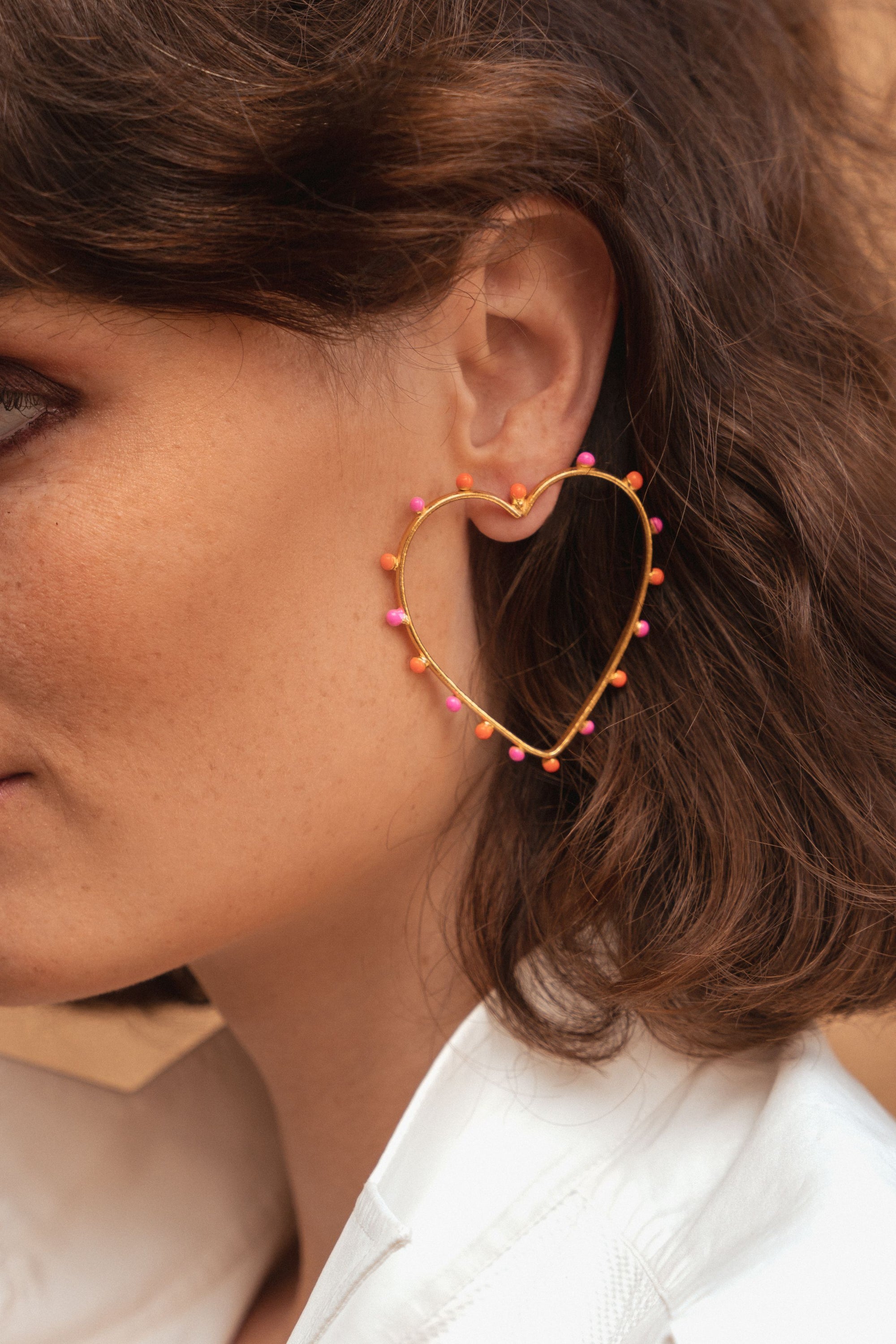 Boucles d'oreilles Dots cœur dorées à l'or fin et émail - Rose & Orange