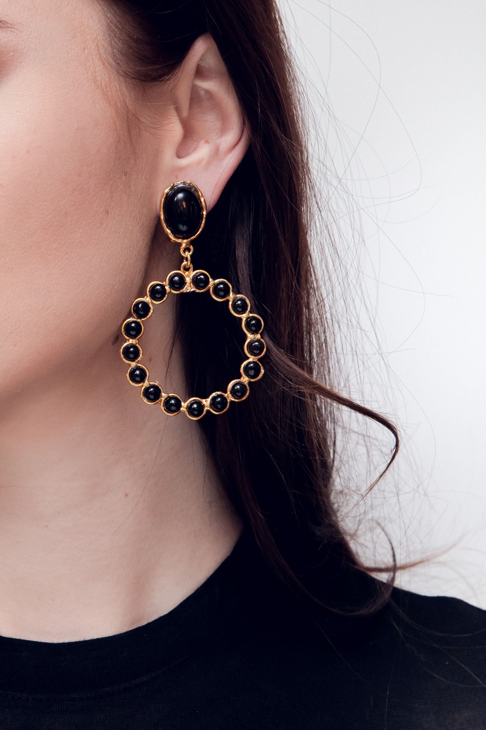 Happy Flower clip earrings in fine gold and Onyx - Black