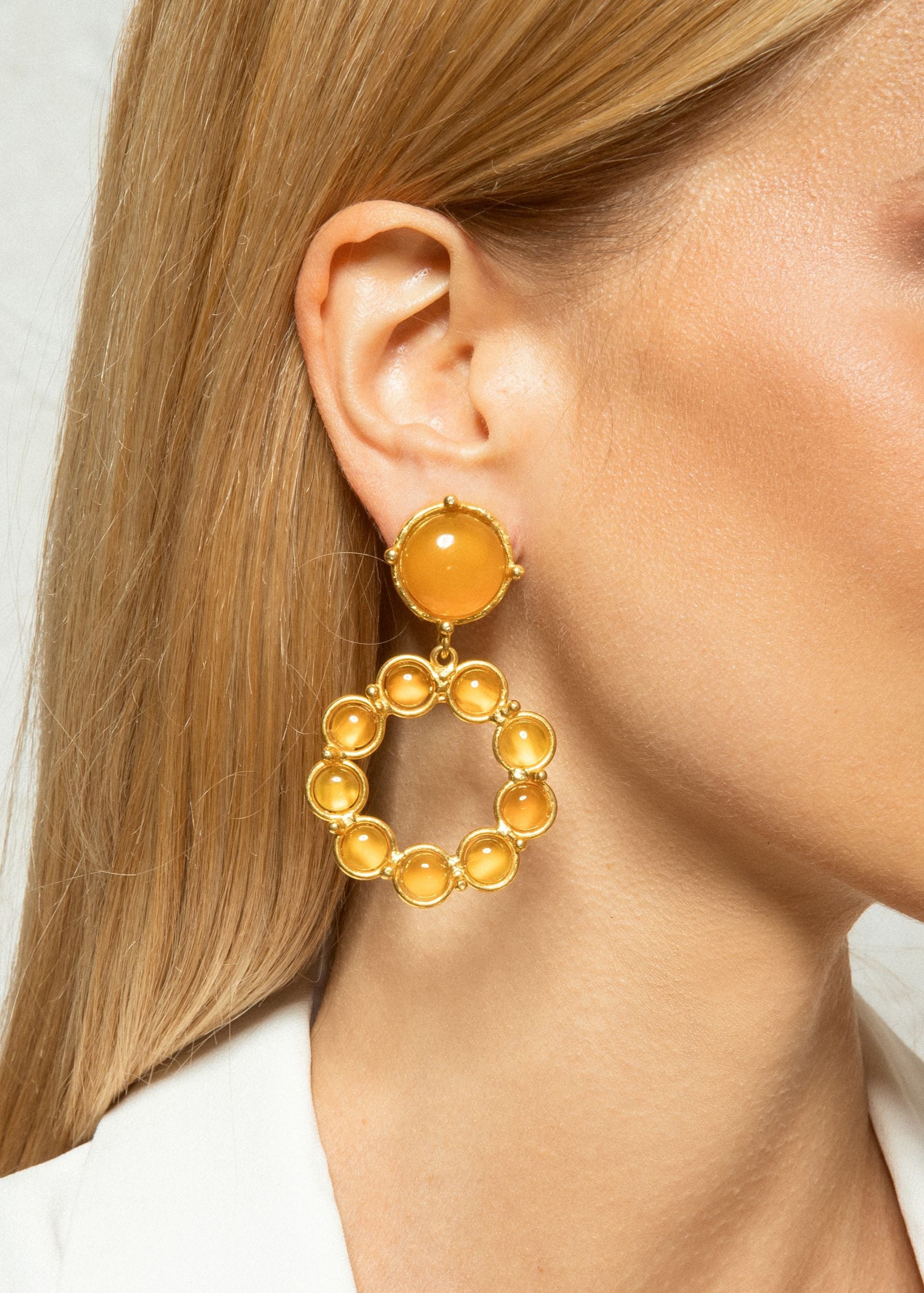 Boucles d'oreilles à clips Flower Candies dorées à l'or fin et Onyx - Jaune