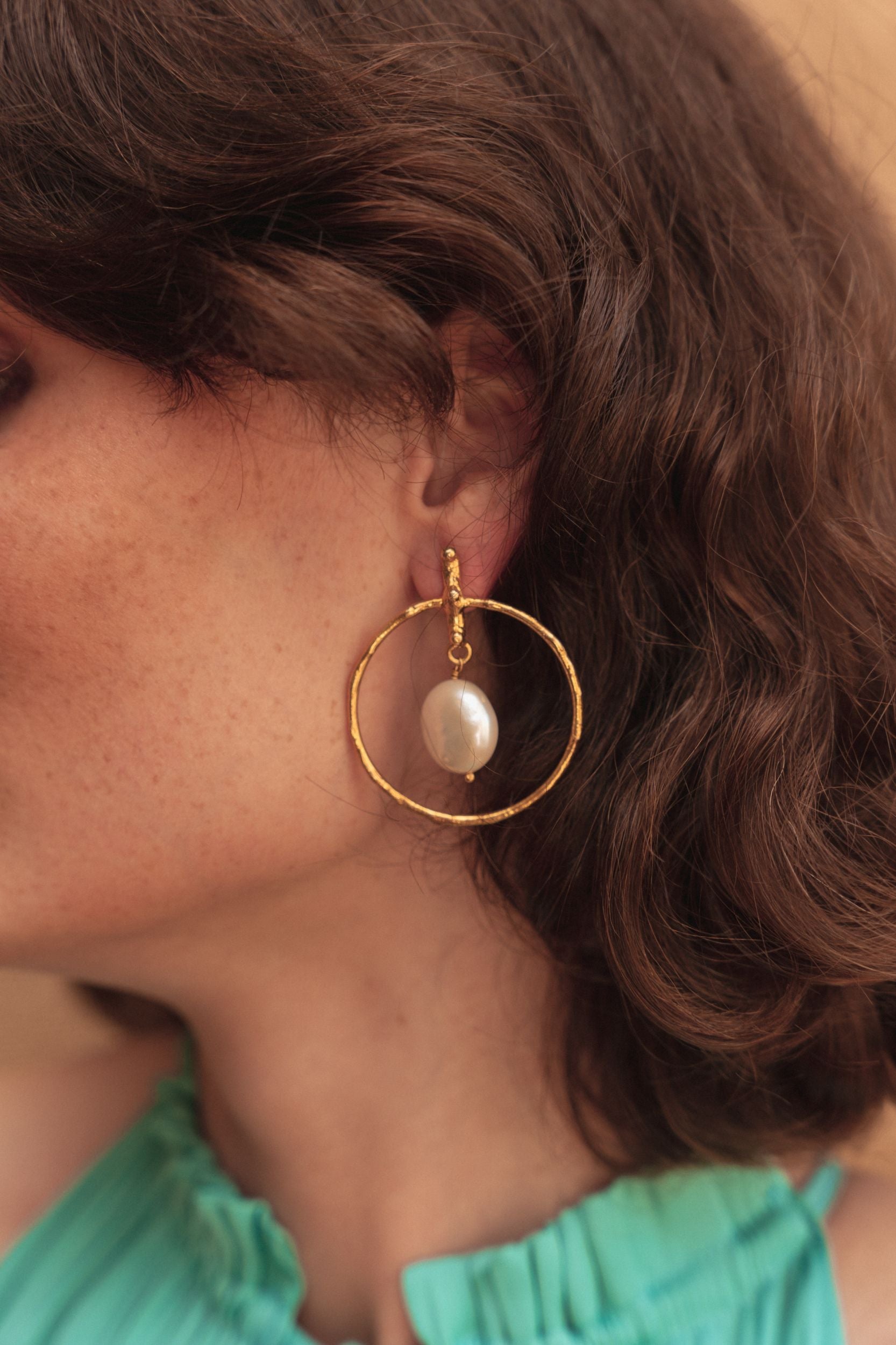 Boucles d'oreilles Loved dorées à l'or fin et perles - Doré