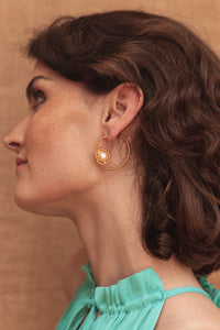 Boucles d'oreilles créoles Spirale Créole dorées à l'or fin et perles - Blanc