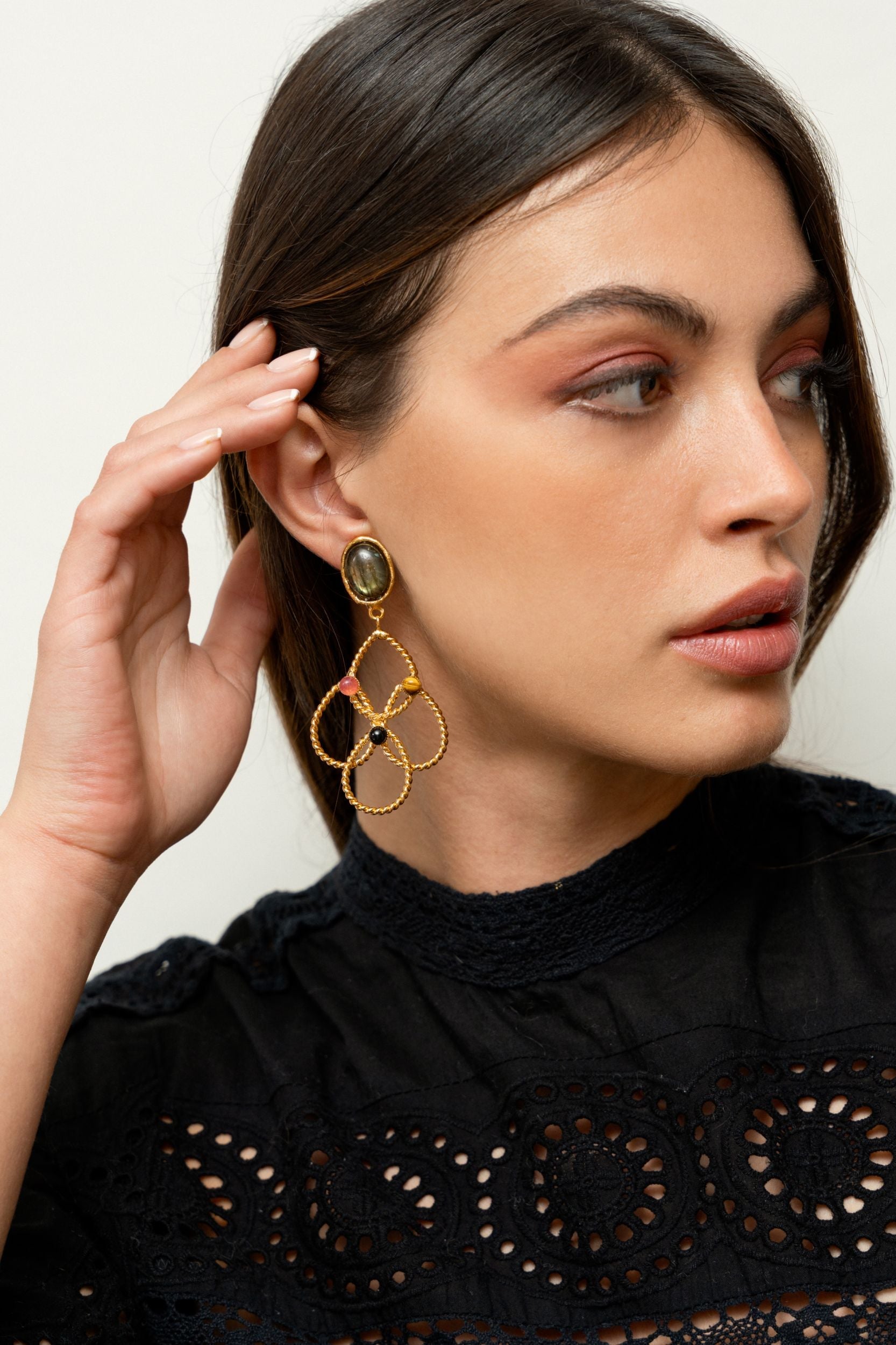 Boucles d'oreilles à clips Arabesque dorées à l'or fin et multipierres - Multicolor