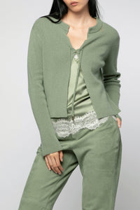 11 QTY RELIQUAT ST 7% QTY VENDU 1/15 GILET CACHEMIRE AVEC LACAGE