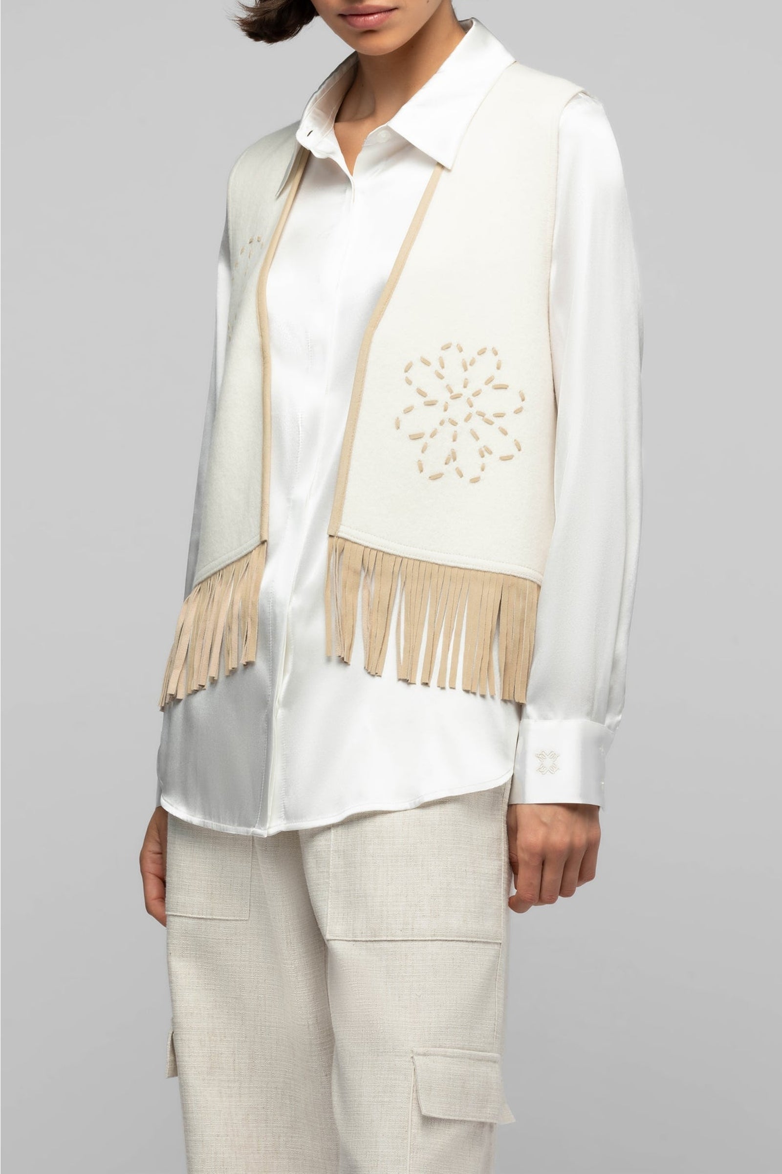 13 QTY NEW GILET AVEC DETAILS EN SUEDE