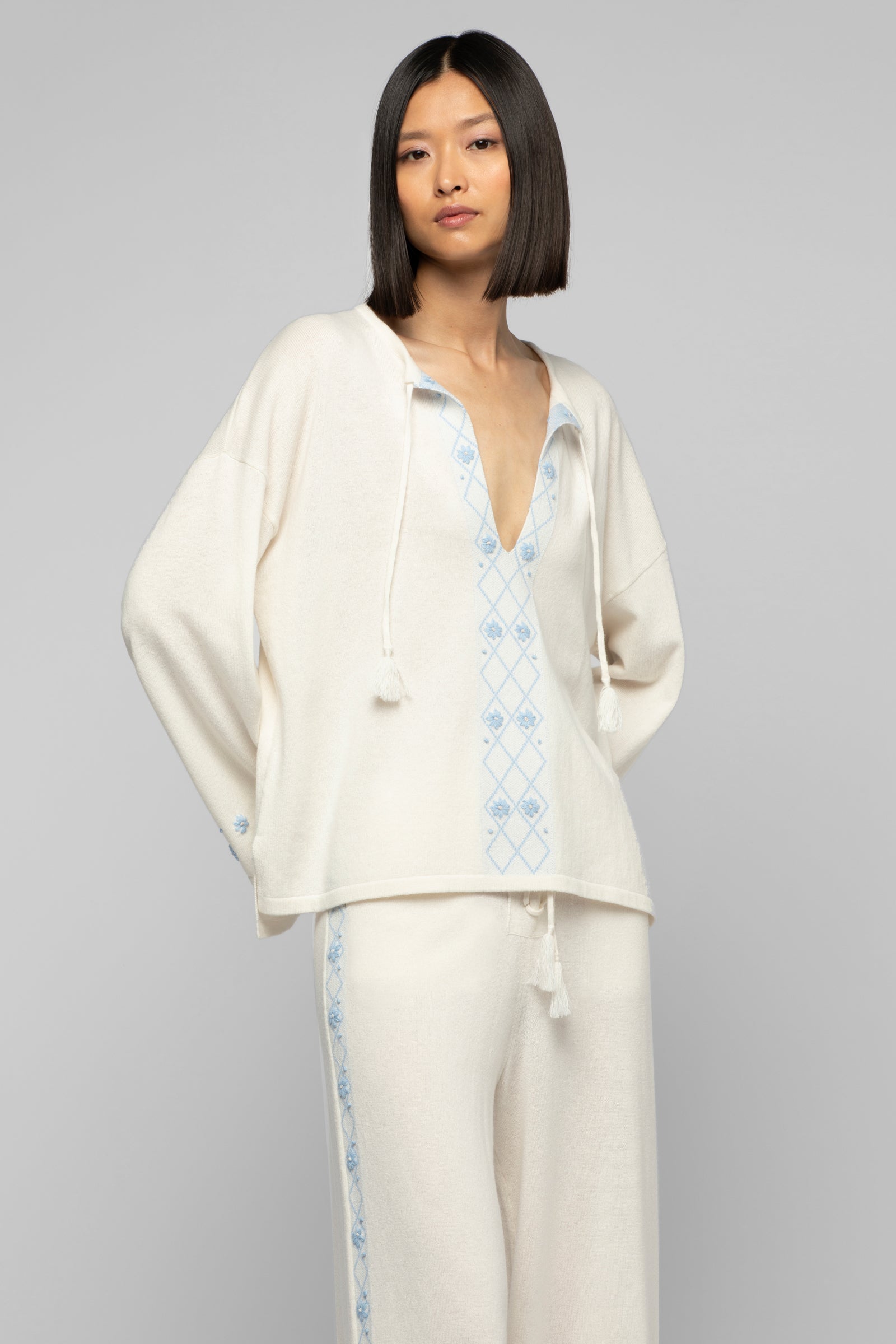 1 QTY NEW PULL AVEC BRODERIES ML