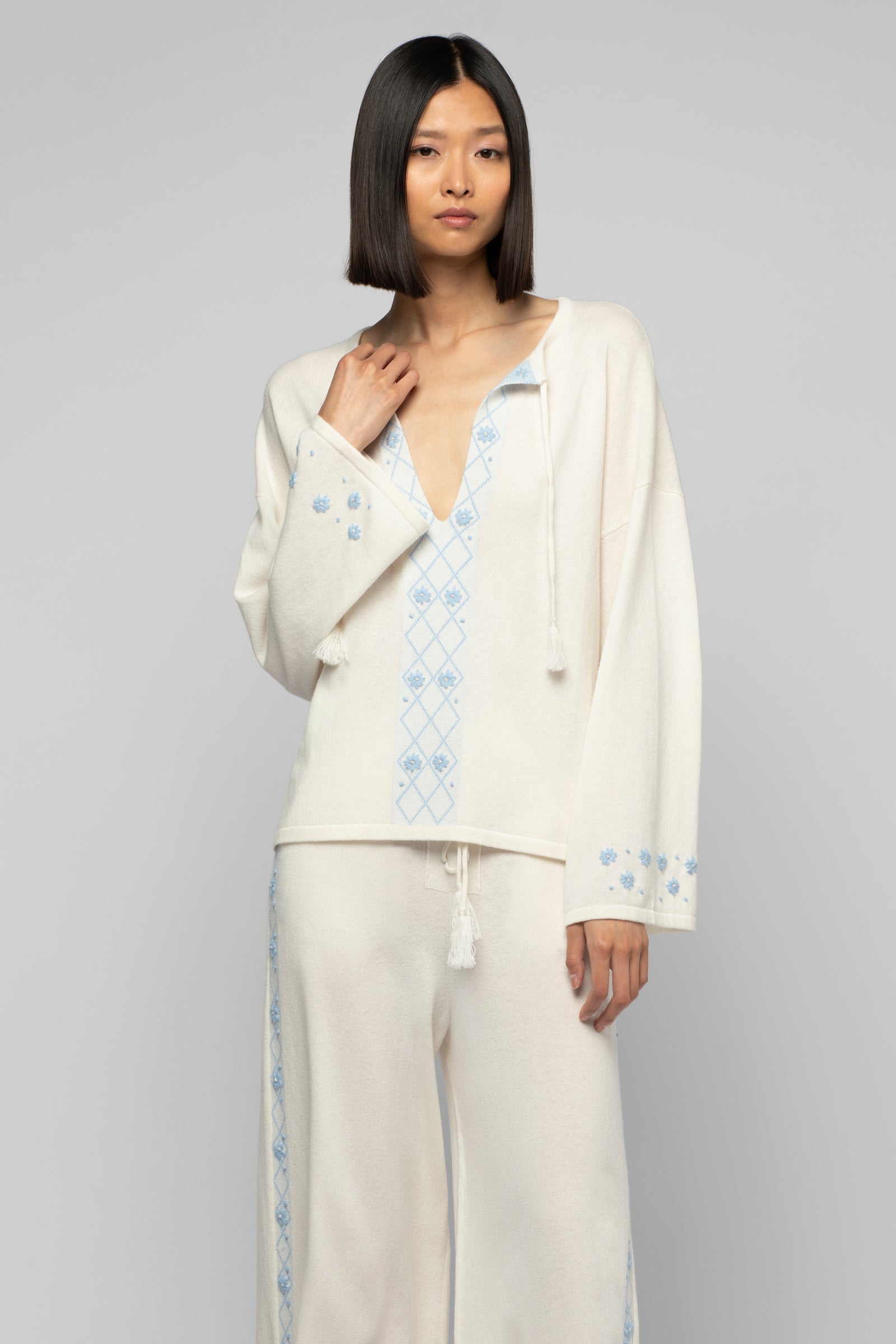 1 QTY NEW PULL AVEC BRODERIES ML