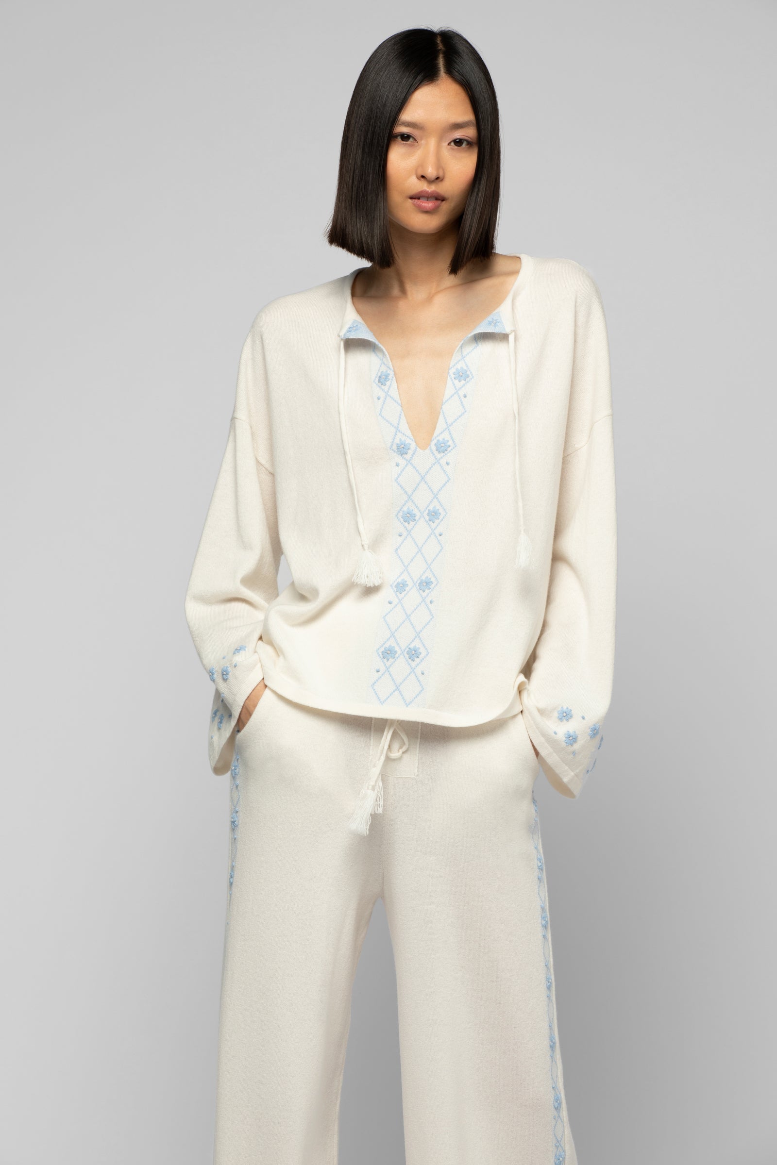 1 QTY NEW PULL AVEC BRODERIES ML