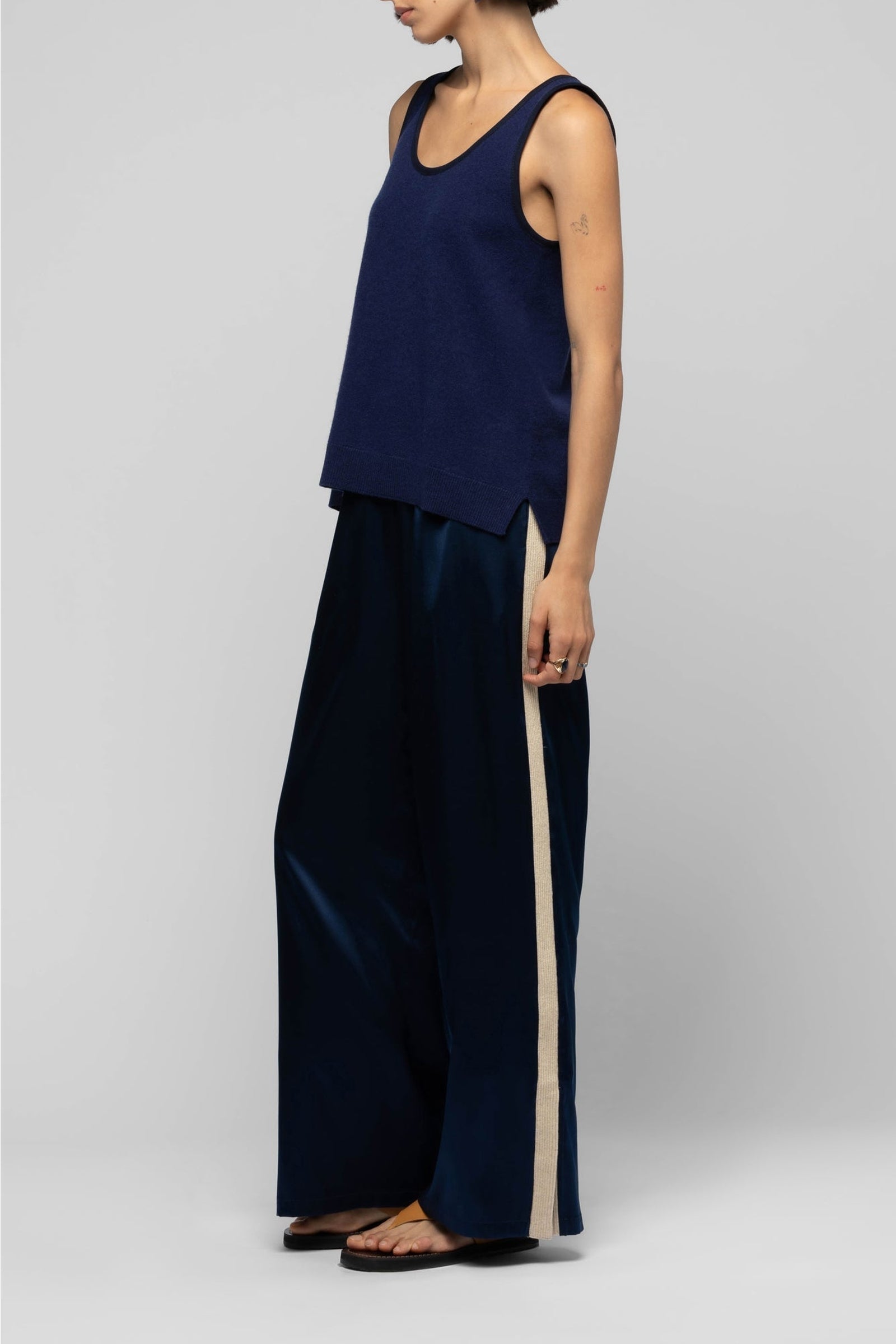 12 QTY NEW DEBARDEUR AVEC DETAIL EN SUEDE