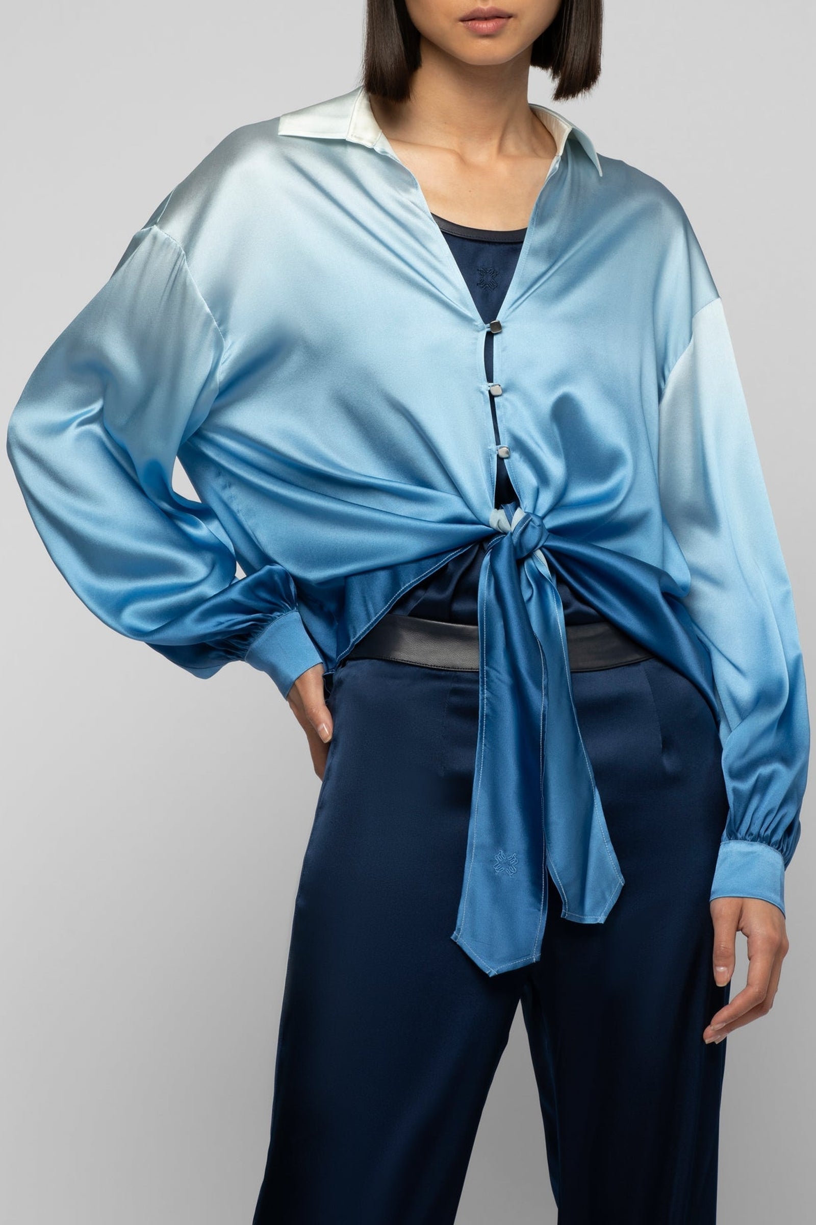 Taeva blouse in silk with ties at waist - Tie & Dye Blue