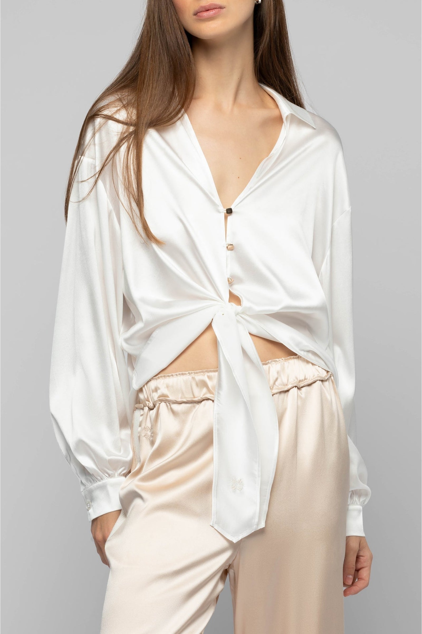 Blouse Taeva en soie avec pans à nouer à la taille  - White