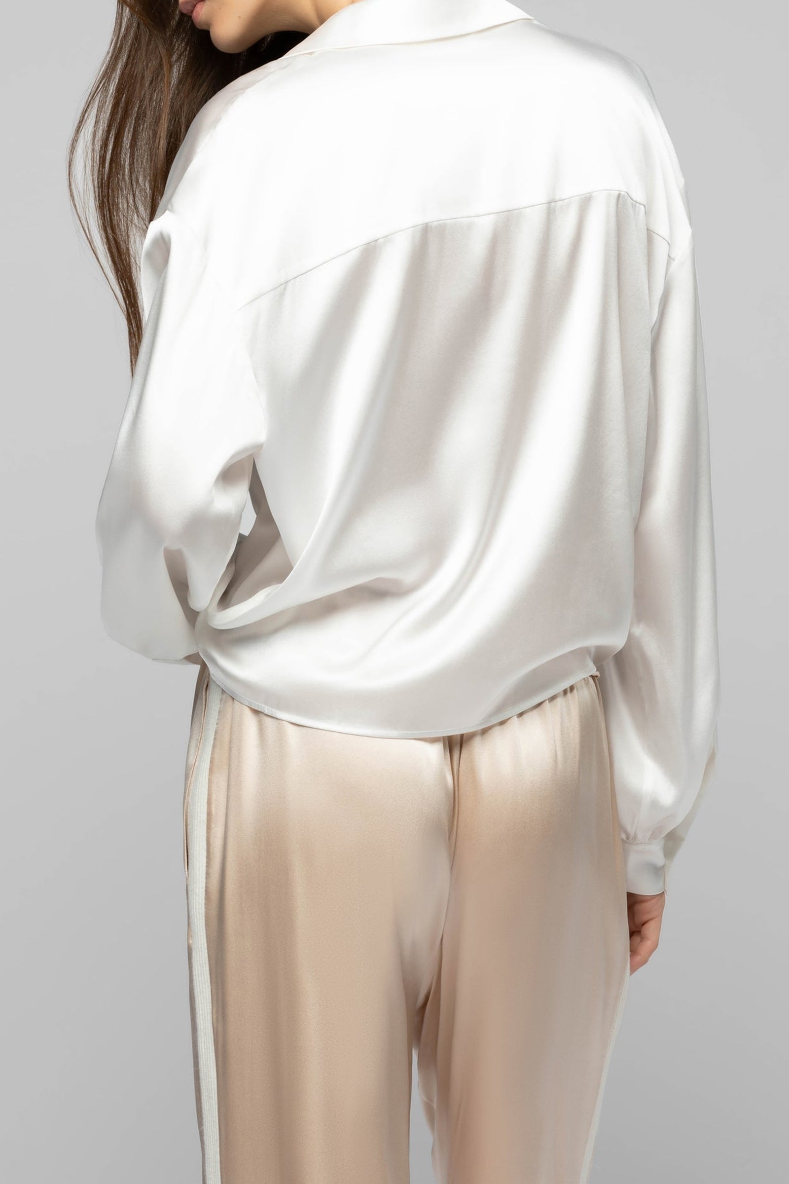 Blouse Taeva en soie avec pans à nouer à la taille  - White