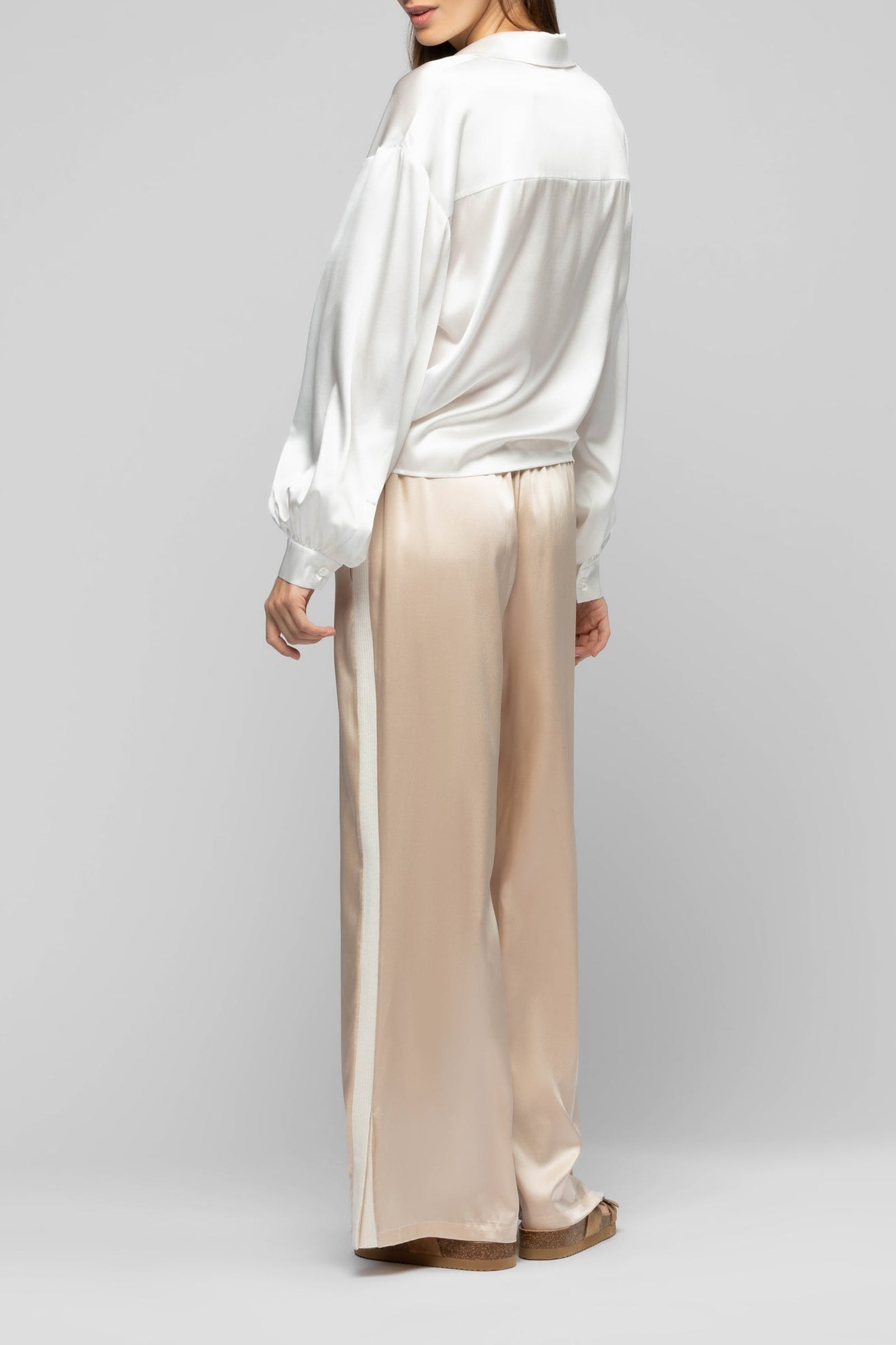 Blouse Taeva en soie avec pans à nouer à la taille  - White