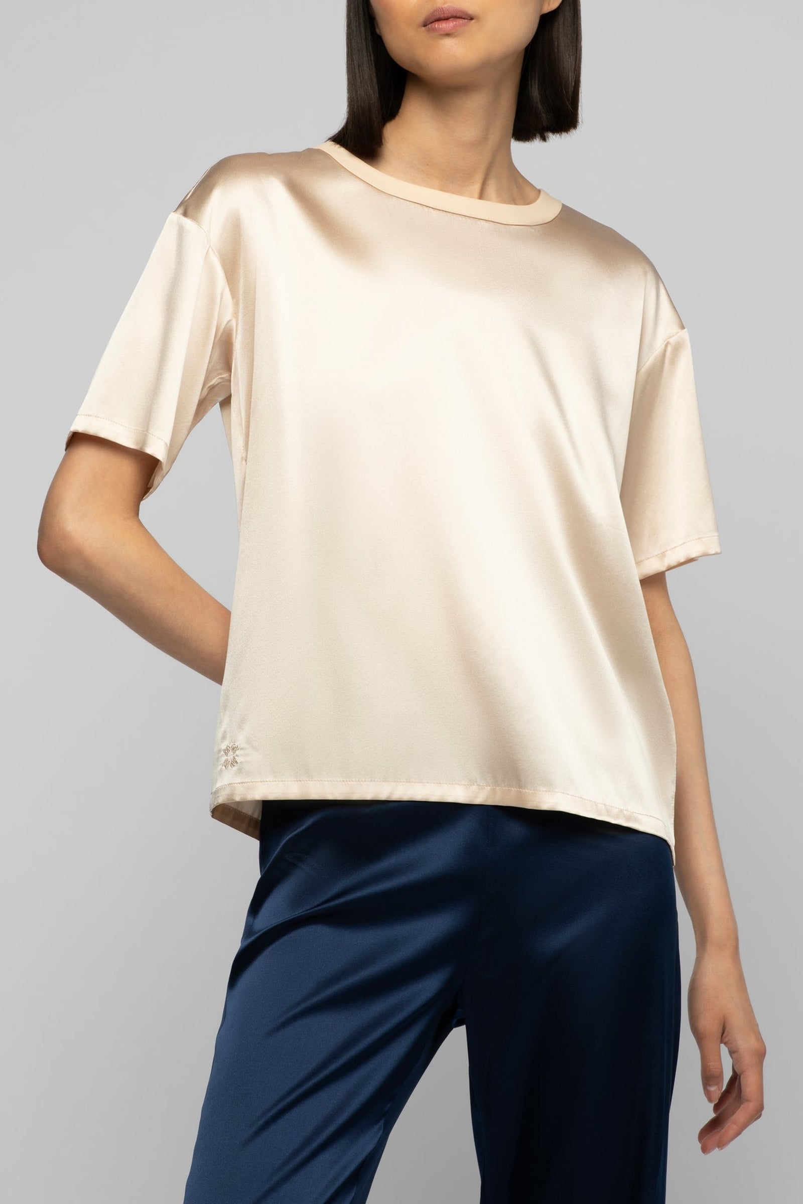 16 QTY NEW TSHIRT AVEC DETAIL EN CUIR